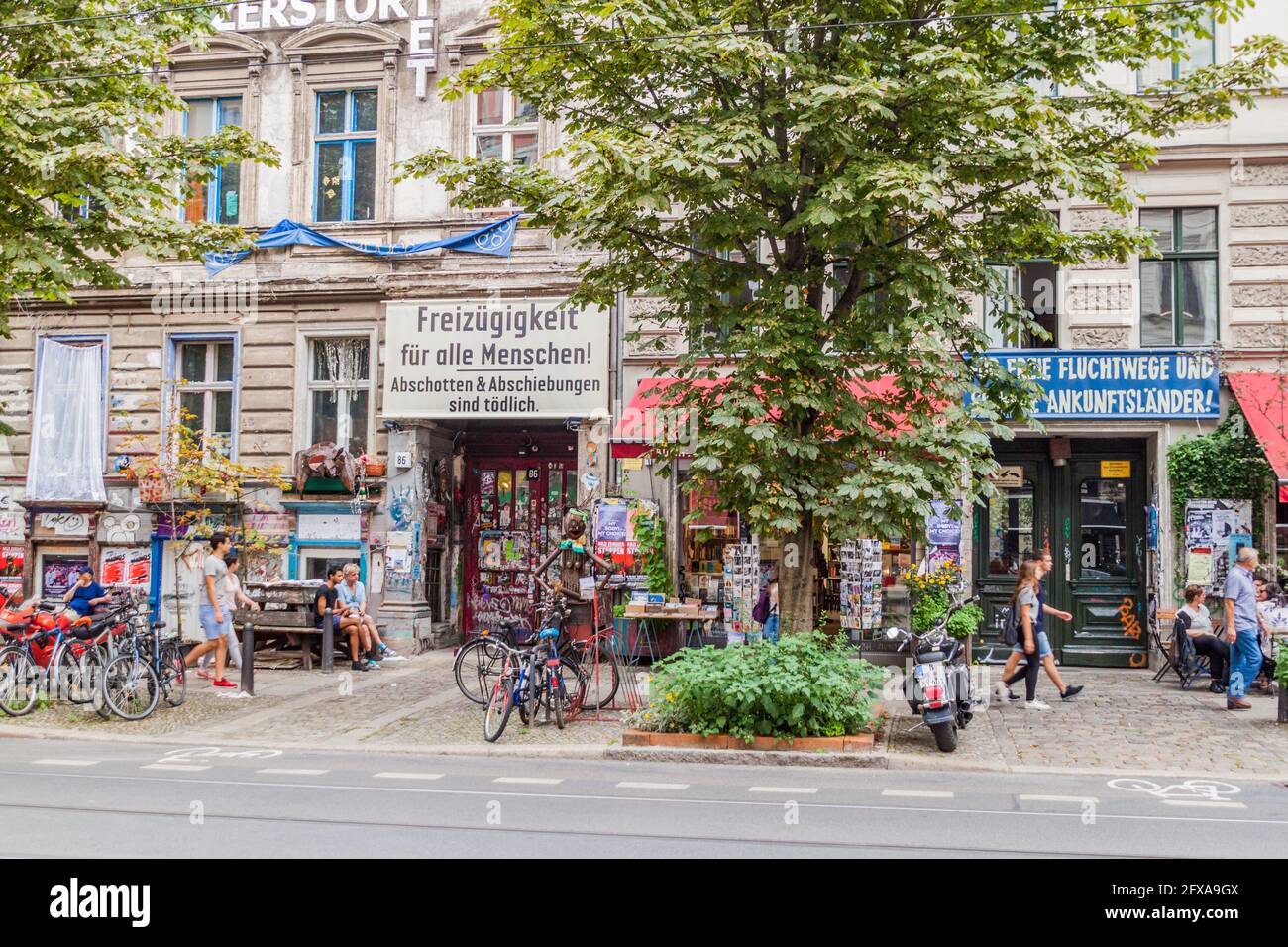 BERLIN, DEUTSCHLAND - 19. AUGUST 2017: Street Art auf einem Gebäude in Berlin. Stockfoto
