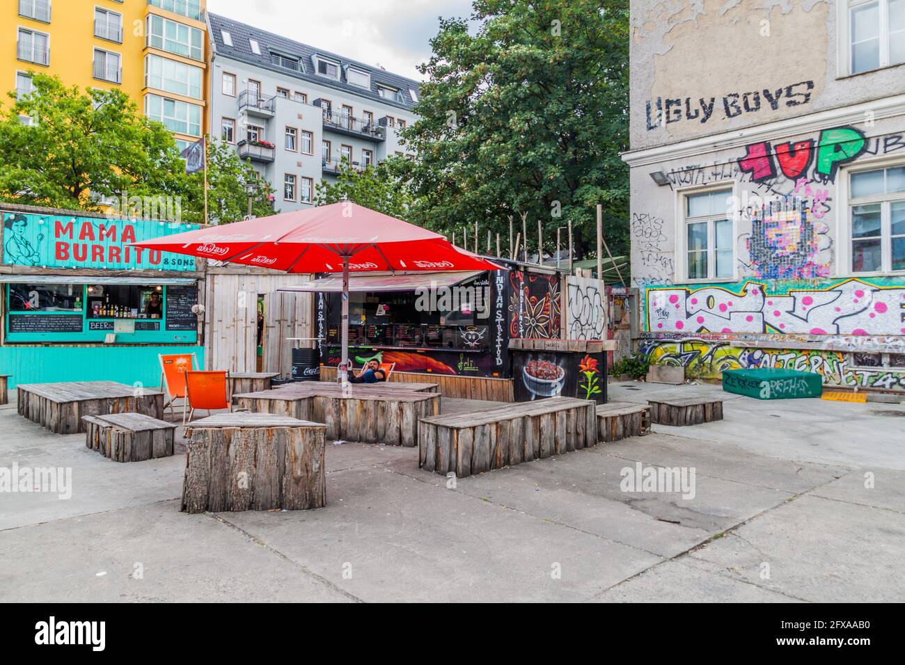 BERLIN, DEUTSCHLAND - 1. SEPTEMBER 2017: Mehrere Street Food Stände in ROHEM Gelande Subcultural Compound in Berlin. Stockfoto