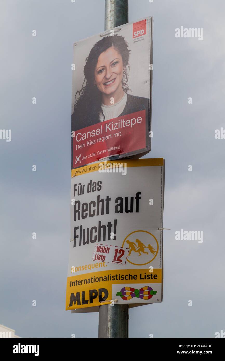BERLIN, DEUTSCHLAND - 1. SEPTEMBER 2017: Wahlplakate von SPD- und MLPD-Parteien vor der Bundestagswahl 2017. Stockfoto