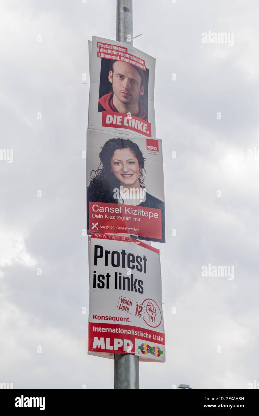 BERLIN, DEUTSCHLAND - 1. SEPTEMBER 2017: Wahlplakate verschiedener Parteien vor der Bundestagswahl 2017. Stockfoto