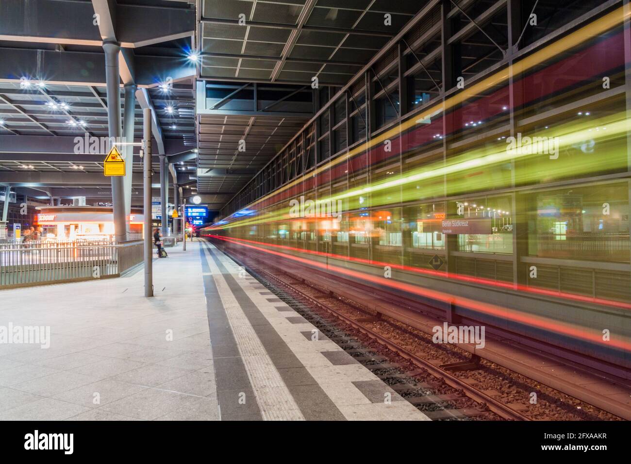 BERLIN, DEUTSCHLAND - 6. SEPTEMBER 2017: Blick auf die S-Bahn-Station Sudkreuz in Berlin. Stockfoto