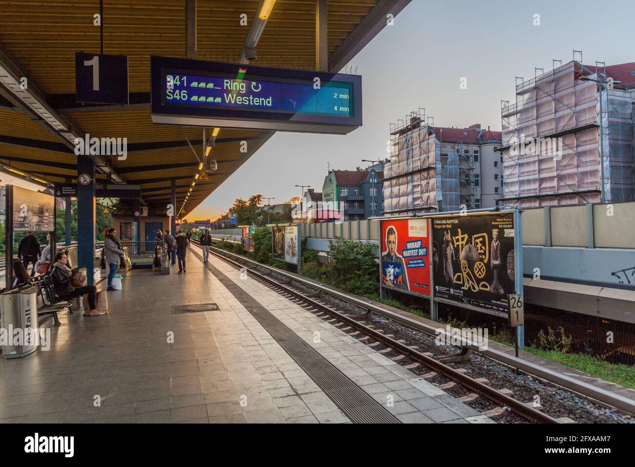 BERLIN, DEUTSCHLAND - 14. SEPTEMBER 2017: Blick auf die S-Bahn-Station Bundesplatz. Stockfoto