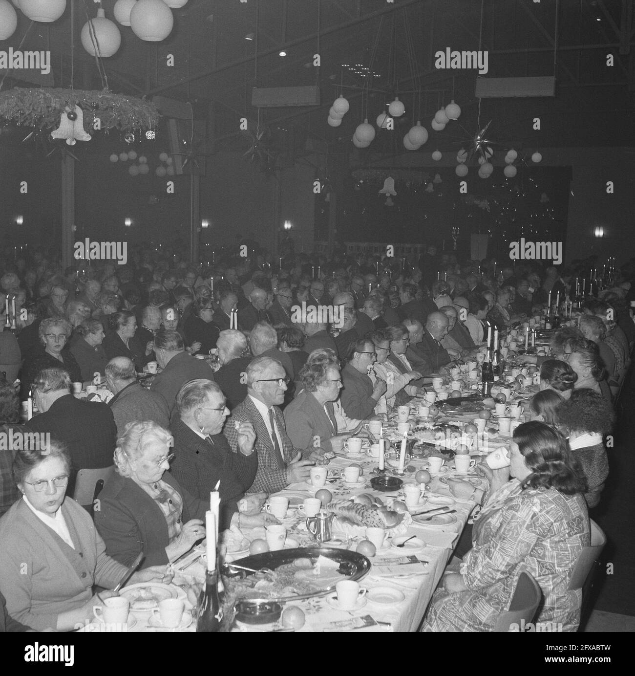 Weihnachtsessen im Tivoli für ältere Menschen, angeboten von der Utrecht Heilsarmee, 21. Dezember 1963, VERPFLEGUNG, WEIHNACHTSESSEN, Niederlande, Presseagentur des 20. Jahrhunderts, Foto, Nachrichten zum erinnern, Dokumentarfilm, historische Fotografie 1945-1990, visuelle Geschichten, Menschliche Geschichte des zwanzigsten Jahrhunderts, Momente in der Zeit festzuhalten Stockfoto