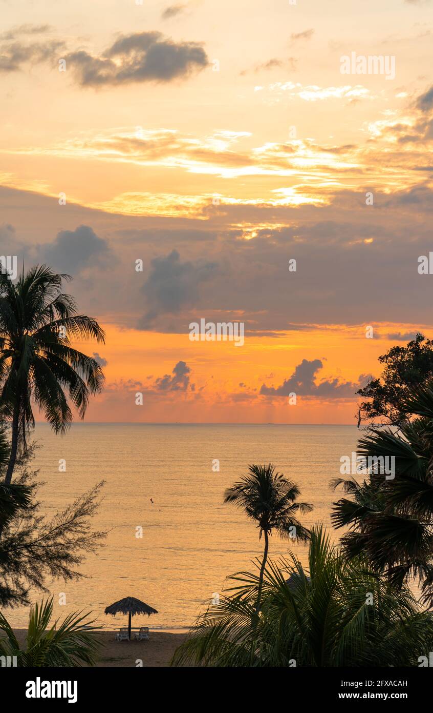 Schöner Sonnenuntergang Himmel auf dem Meer mit Silhouette Bäume. Sonnenaufgang am Morgen am Strand von Desaru Coast, Malaysia Stockfoto