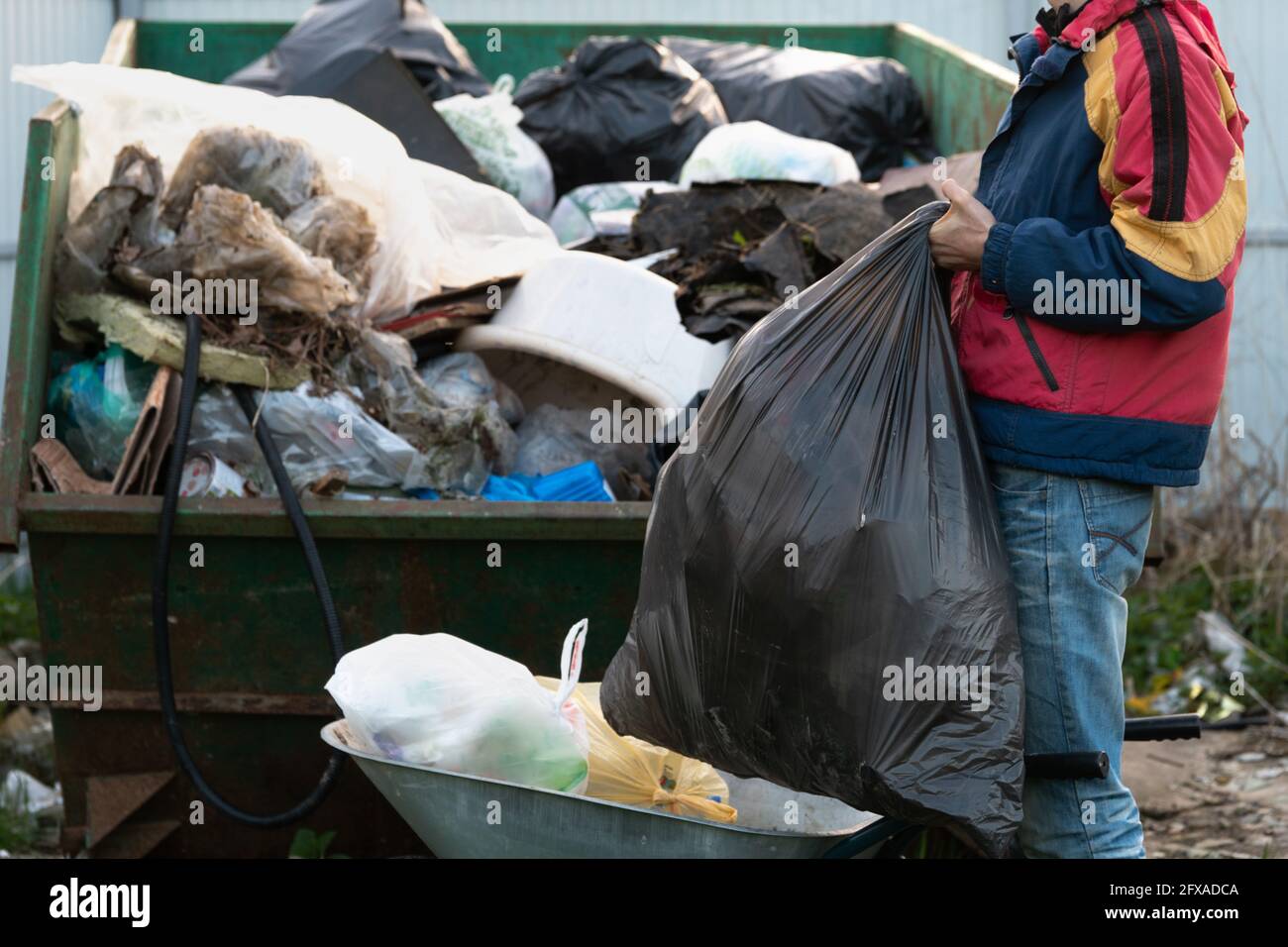 Taking out trash bag Fotos und Bildmaterial in hoher Auflösung Alamy
