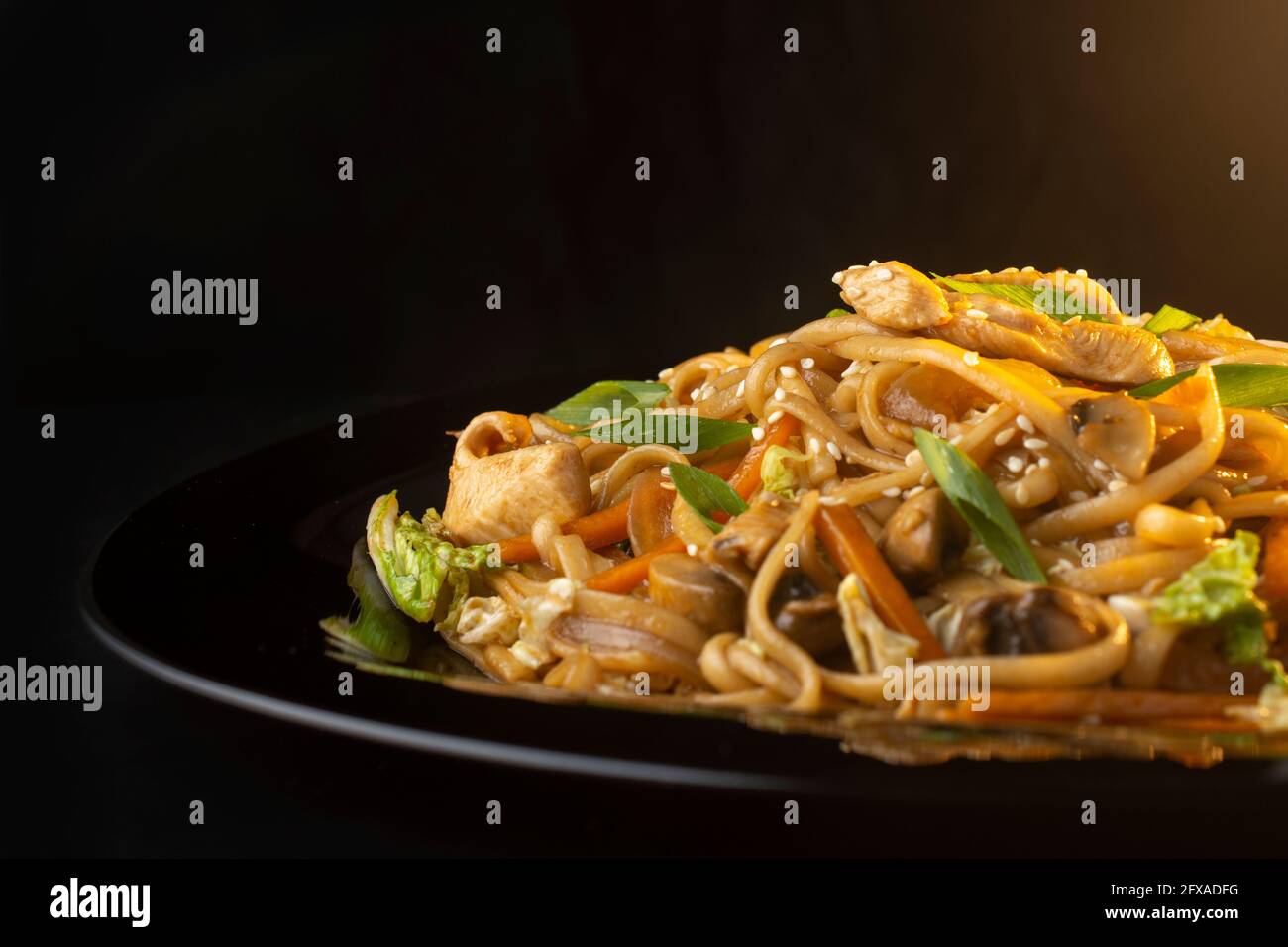 Nudeln mit Huhn und Pilze Makro Stockfoto