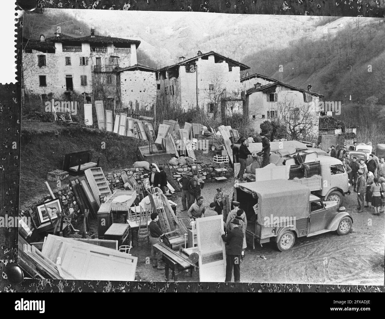 Das Dorf Lerrange in Italien wird wegen Überschwemmungen evakuiert, 15. Dezember 1959, Niederlande, Foto der Presseagentur des 20. Jahrhunderts, zu erinnerende Nachrichten, Dokumentarfilm, historische Fotografie 1945-1990, visuelle Geschichten, Menschliche Geschichte des zwanzigsten Jahrhunderts, Momente in der Zeit festzuhalten Stockfoto