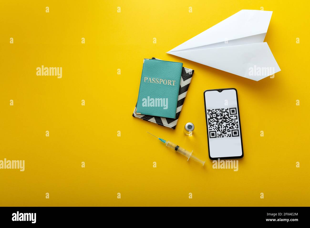 Impfstoff und Spritze covid 19 grünen Pass QR-Code auf Smartphone-Bildschirm und Papierflugzeug. Digitales Zertifikat Corona-Impfpass für freies Reisen Stockfoto