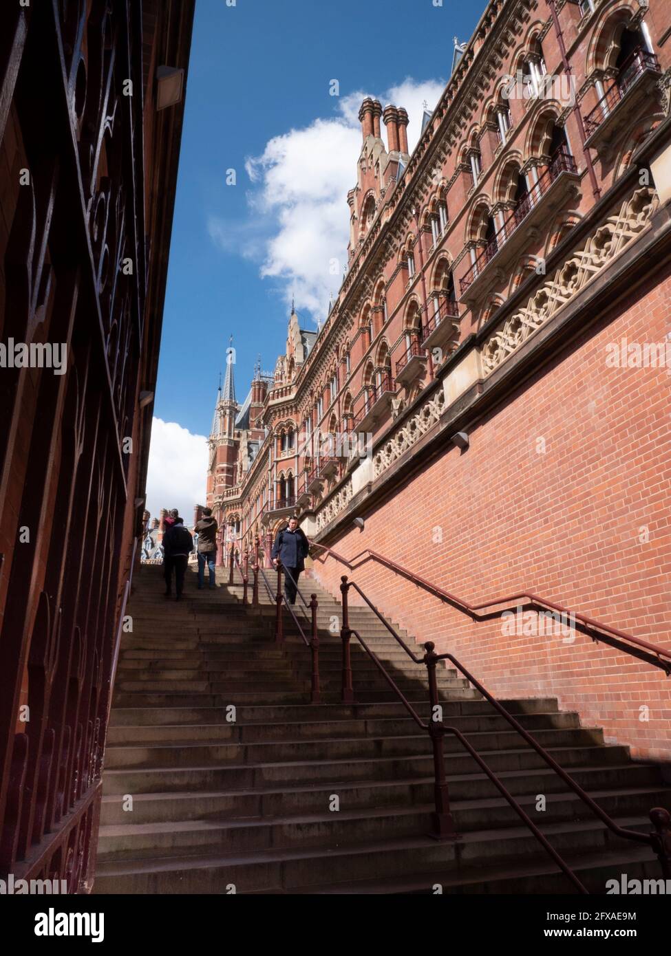 Der Bahnhof London St Pancras ist nur eine Treppe entfernt, der Terminus wurde von William Henry Barlow erbaut und ist ein denkmalgeschütztes viktorianisches Gebäude Stockfoto