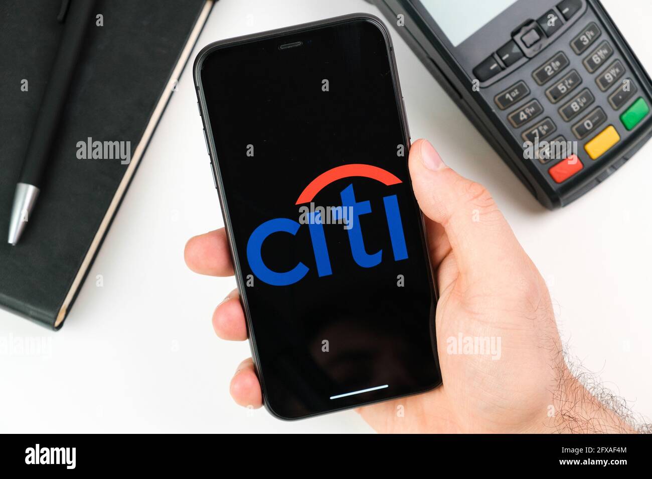 Citi-Bank-Logo auf dem schwarzen Smartphone-Bildschirm in mans-Hand auf dem Hintergrund des Zahlungsterminals, Mai 2021, San Francisco, USA Stockfoto