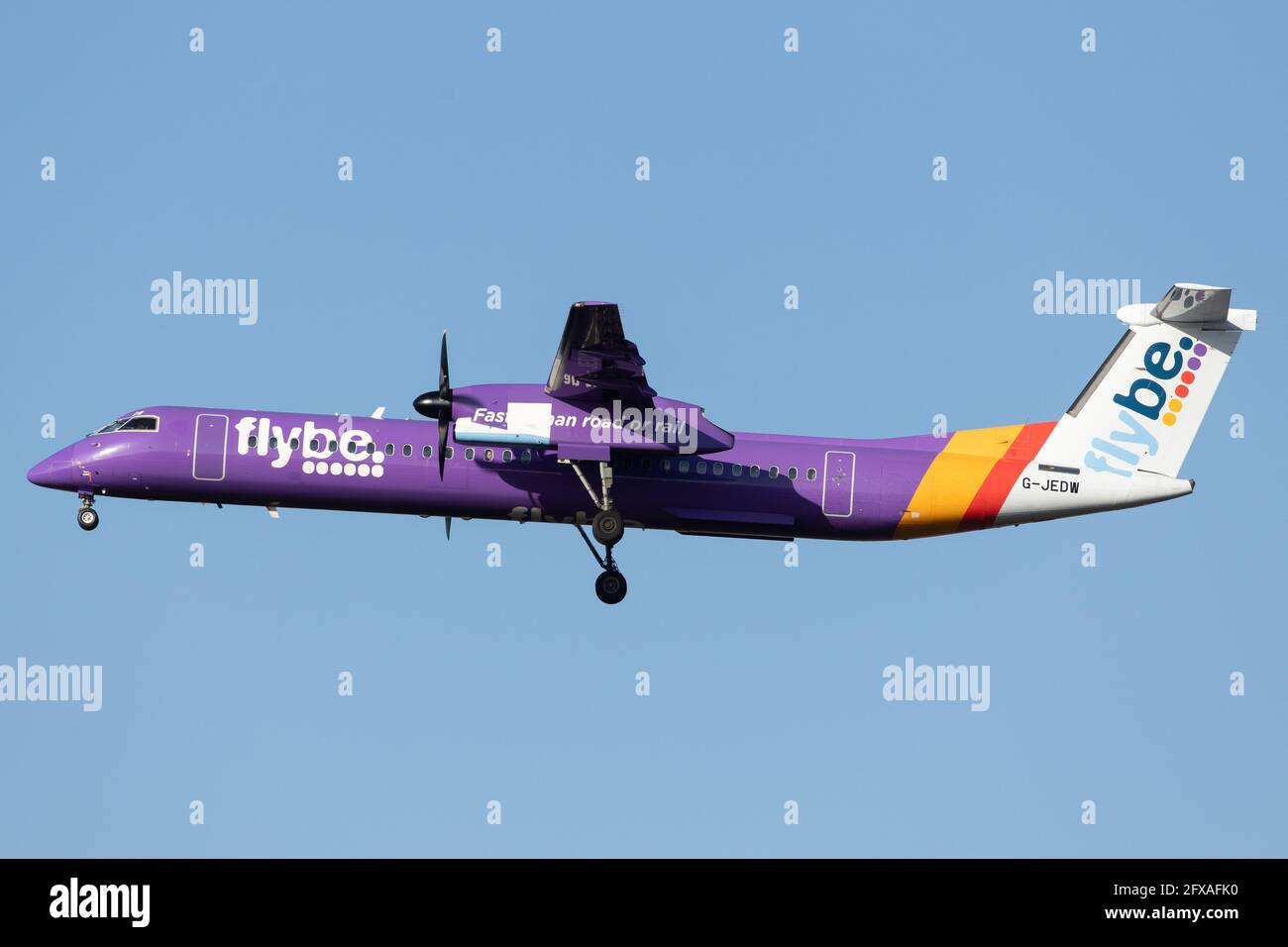 LONDON, GROSSBRITANNIEN – 10. Februar 2020: Flybe (BE / BEE) nähert sich dem Flughafen London Heathrow (EGLL/LHR) mit einem DH8D (G-JEDW/4093). Stockfoto