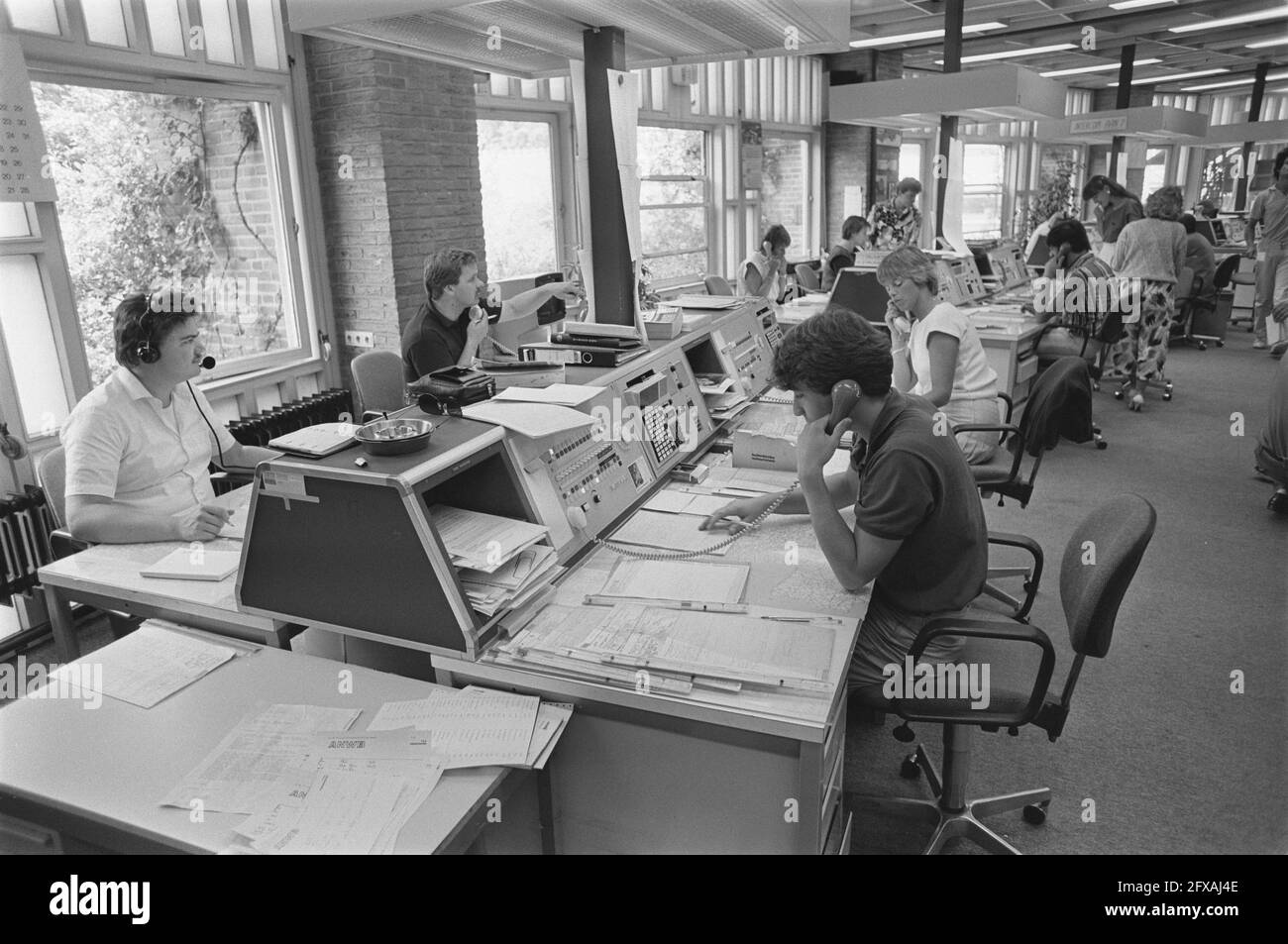 Menschenmengen in der ANWB Notrufzentrale in Den Haag, 30. Juli 1984, Telefonanlagen, Verkehr, Niederlande, Presseagentur des 20. Jahrhunderts, Foto, Nachrichten zum erinnern, Dokumentarfilm, historische Fotografie 1945-1990, visuelle Geschichten, Menschliche Geschichte des zwanzigsten Jahrhunderts, Momente in der Zeit festzuhalten Stockfoto