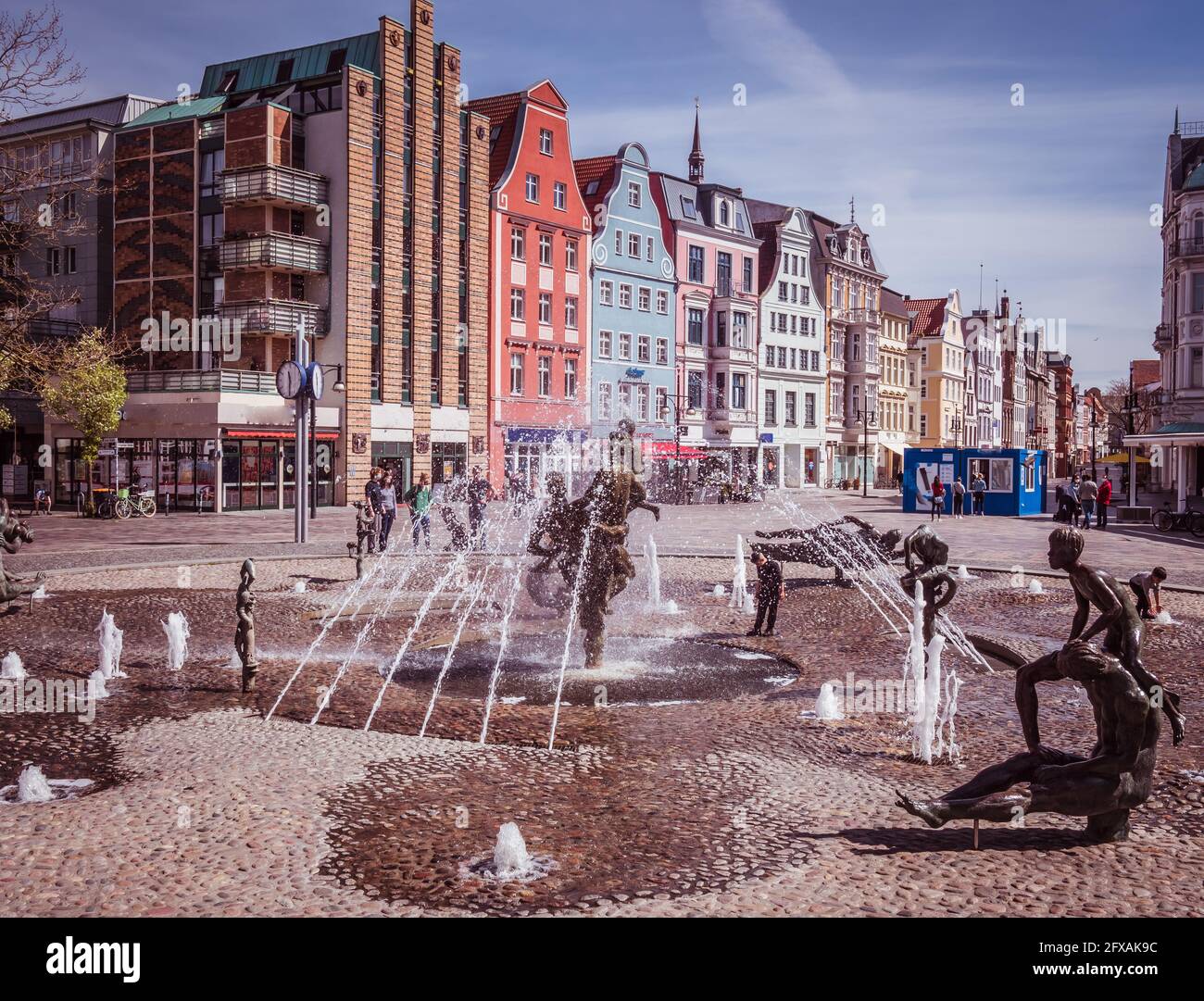 Altstadt von Rostock mit dem Brunnen Joie de Lebensfreude Stockfoto