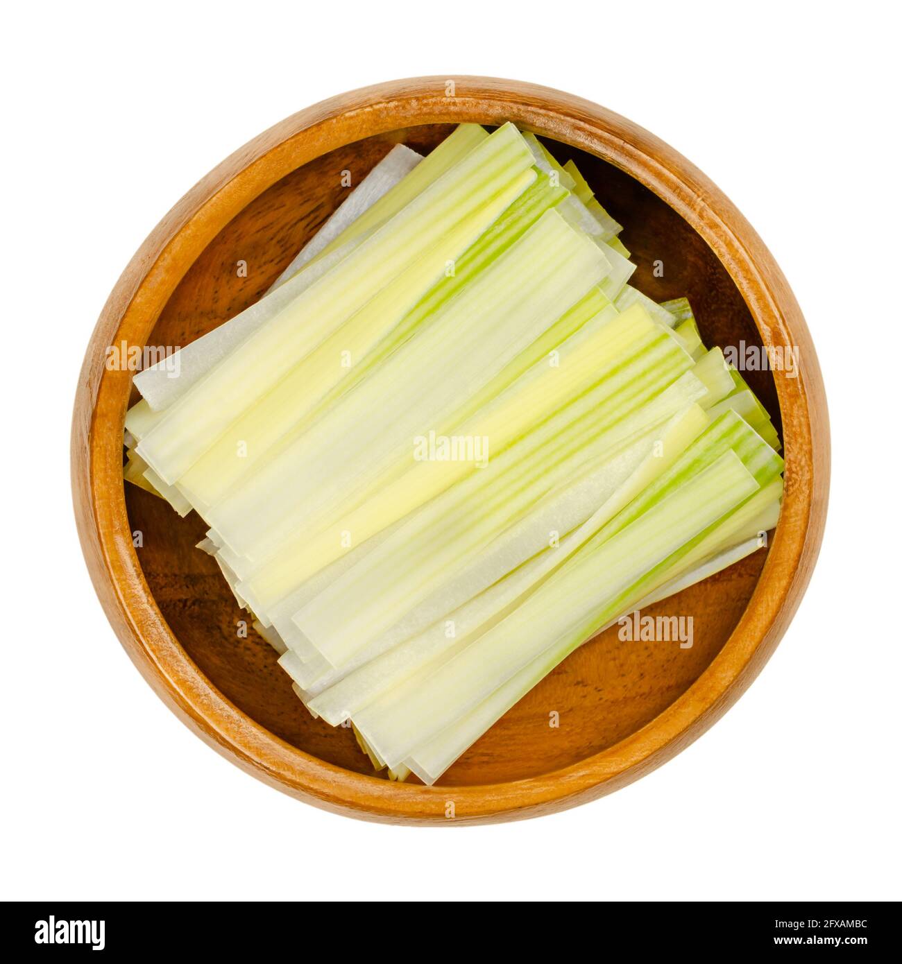 Lauch-Streifen, in einer Holzschale. Lauch julienne, Lauch-Blätter in Streifen geschnitten. Allium ampeloprasum, ein knackiges und festes Gemüse mit mildem Geschmack. Stockfoto