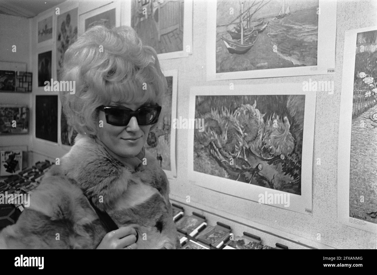 Dusty Springfield nicht im Grand Gala du Disque. Hier während eines Besuchs im Stedelijk Museum, 8. März 1968, Besuche, Museen, Sonnenbrille, Niederlande, Foto der Presseagentur des 20. Jahrhunderts, zu erinnerende Nachrichten, Dokumentarfilm, historische Fotografie 1945-1990, visuelle Geschichten, Menschliche Geschichte des zwanzigsten Jahrhunderts, Momente in der Zeit festzuhalten Stockfoto