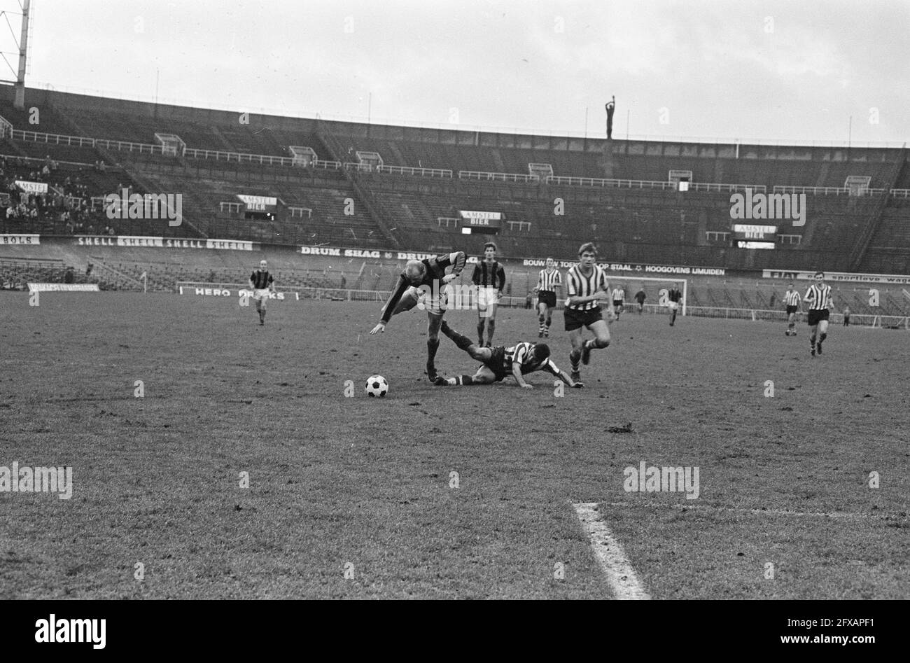 DWS-Spieler Piet Kruiver wird heruntergeholt, 27. November 1966, Sport, Fußball, Niederlande, 20. Jahrhundert Presseagentur Foto, Nachrichten zu erinnern, Dokumentarfilm, historische Fotografie 1945-1990, visuelle Geschichten, Menschliche Geschichte des zwanzigsten Jahrhunderts, Momente in der Zeit festzuhalten Stockfoto