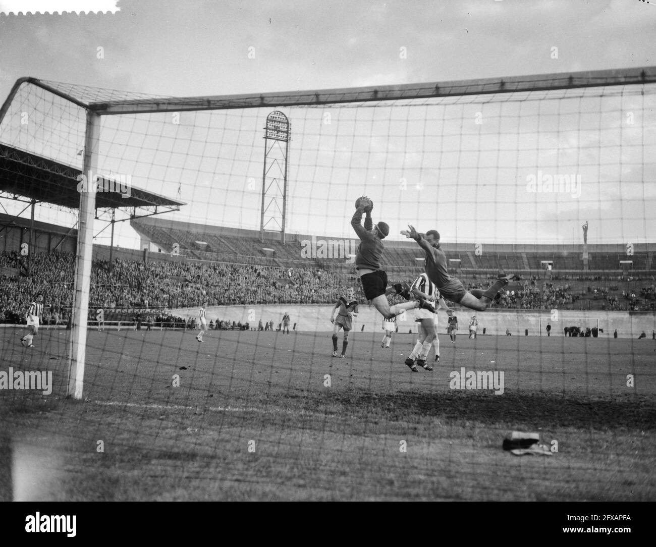 DWSA gegen Willem II 4-0 Arie de Oude erzielt viertes Tor, 25. Oktober 1959, Tore, Punkte, Niederlande, Presseagentur des 20. Jahrhunderts, Foto, Nachrichten zum erinnern, Dokumentarfilm, historische Fotografie 1945-1990, visuelle Geschichten, Menschliche Geschichte des zwanzigsten Jahrhunderts, Momente in der Zeit festzuhalten Stockfoto