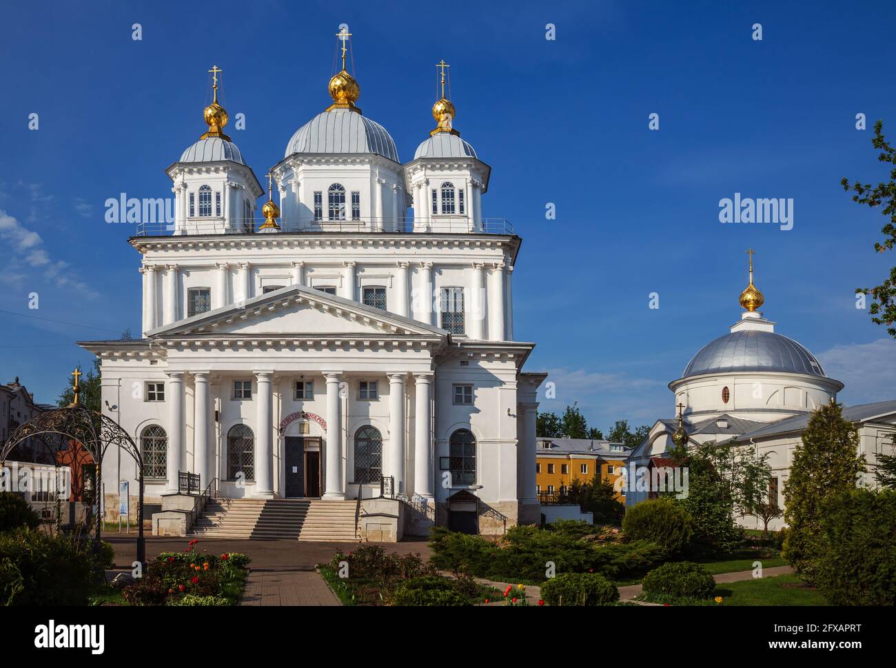 Kazan Kloster in Jaroslawl. Kathedrale der Ikone der Gottesmutter von Kasan und Kirche der Fürbitte der Allheiligen Gottesmutter. Golden R Stockfoto