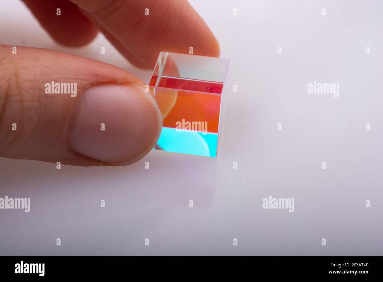 Helle leuchtende Prismenwürfel brechen Licht in verschiedenen Farben. Physik Optik Strahlbrechungen Stockfoto