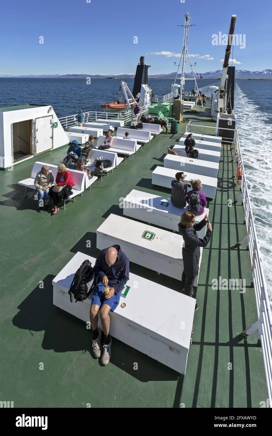 Stykkisholmur/Island - 7. Juli 2016: Menschen entspannen sich auf dem Deck des isländischen Fährschiffes auf dem Weg zu den West Fjorden Stockfoto