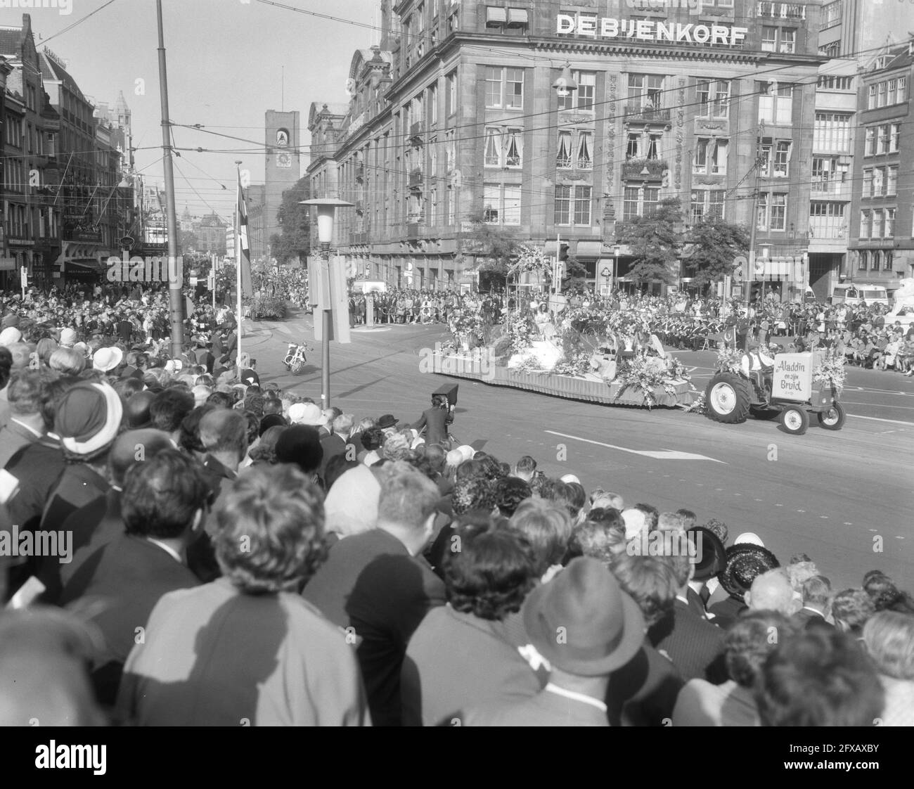 Ein Floß am Dam-Platz in Amsterdam mit dem Kaufhaus de Bijenkorf im Hintergrund, 3. September 1966, Blumenumzüge, Flosse, Kaufhäuser, Niederlande, Foto der Presseagentur des 20. Jahrhunderts, zu erinnerende Nachrichten, Dokumentation, historische Fotografie 1945-1990, visuelle Geschichten, Menschliche Geschichte des zwanzigsten Jahrhunderts, Momente in der Zeit festzuhalten Stockfoto