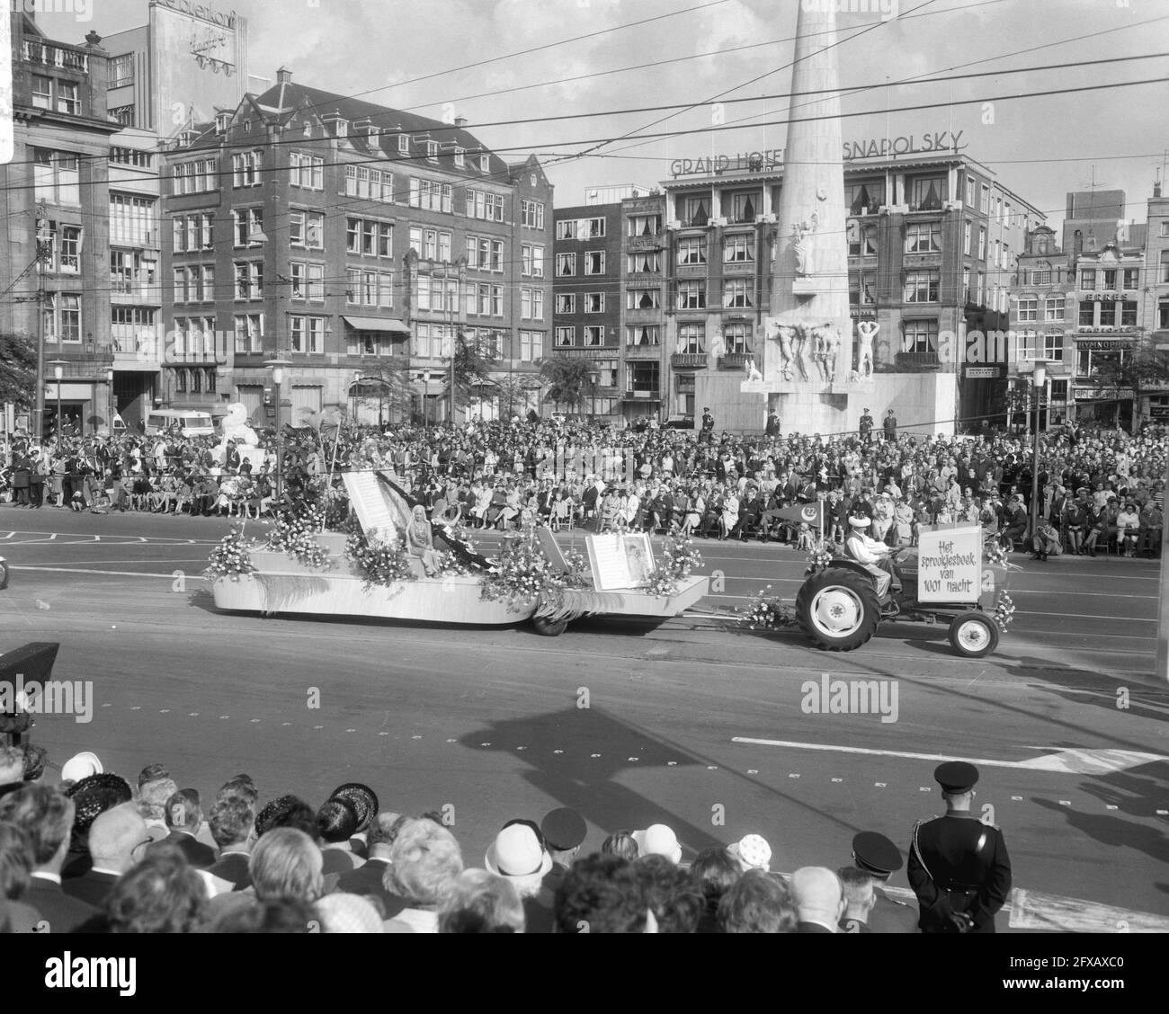 Ein Festwagen am Dam-Platz in Amsterdam mit dem Nationaldenkmal im Hintergrund, 3. September 1966, Blumenprozessionen, Denkmäler, Floats, Niederlande, Foto der Presseagentur des 20. Jahrhunderts, zu erinnerende Nachrichten, Dokumentarfilm, historische Fotografie 1945-1990, visuelle Geschichten, Menschliche Geschichte des zwanzigsten Jahrhunderts, Momente in der Zeit festzuhalten Stockfoto