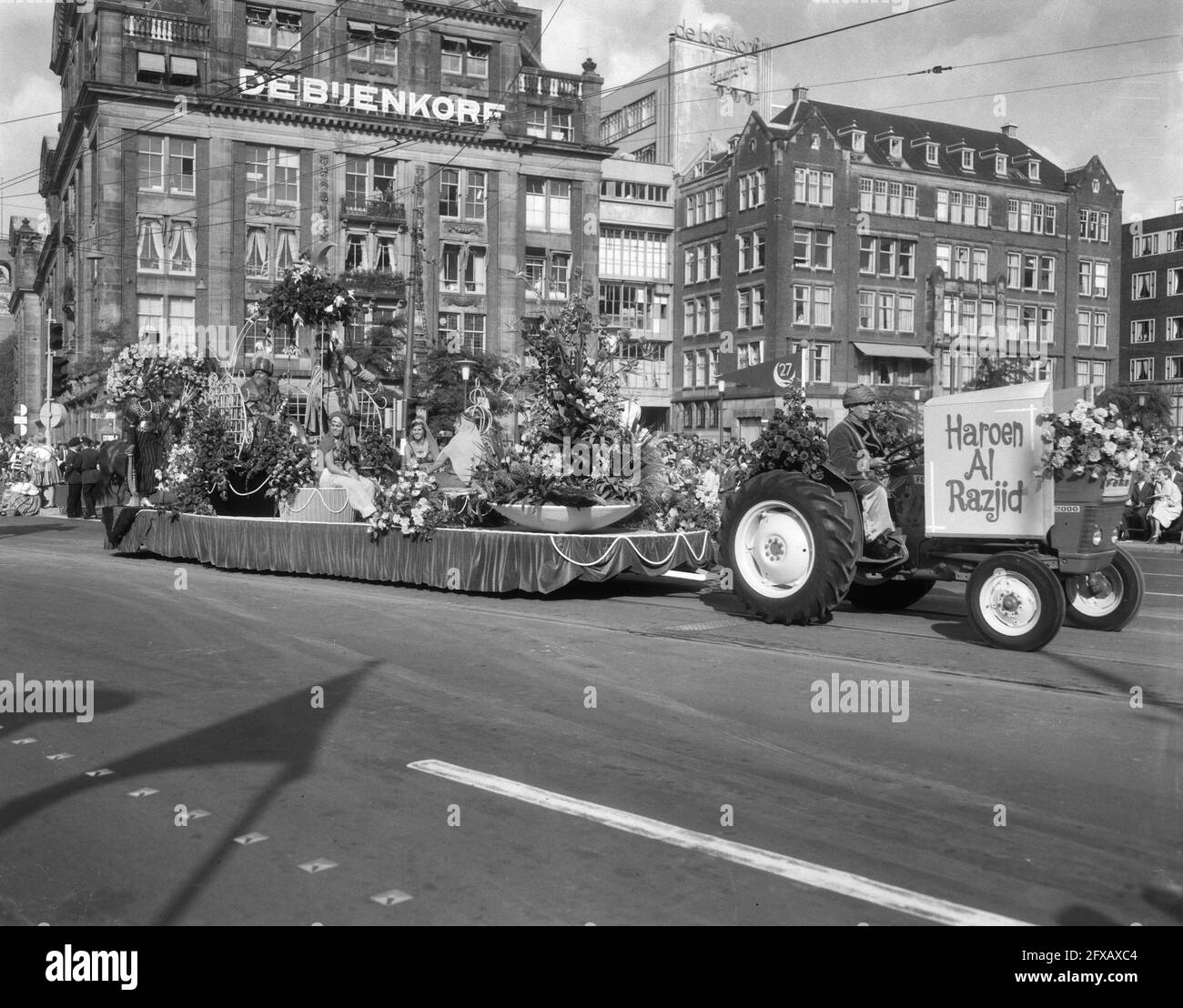 Ein Floß am Dam-Platz in Amsterdam mit dem Kaufhaus de Bijenkorf im Hintergrund, 3. September 1966, Blumenumzüge, Flosse, Kaufhäuser, Niederlande, Foto der Presseagentur des 20. Jahrhunderts, zu erinnerende Nachrichten, Dokumentation, historische Fotografie 1945-1990, visuelle Geschichten, Menschliche Geschichte des zwanzigsten Jahrhunderts, Momente in der Zeit festzuhalten Stockfoto