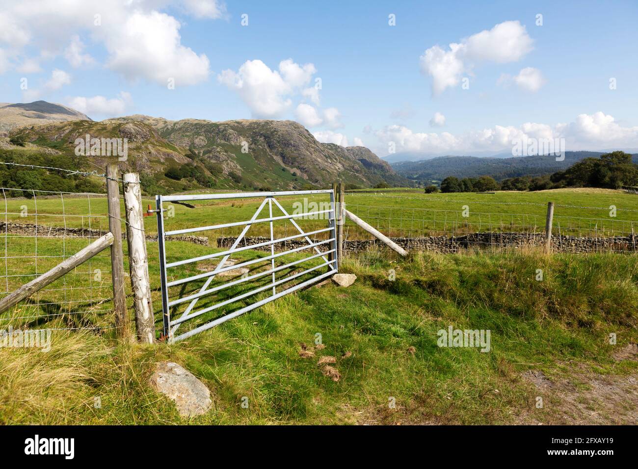 Tor zu einem Feld unter dem alten Mann von Coniston in Cumbria, England. Die Ländervorwahl ermutigt Wanderer, Tore zu schließen, während sie sich im Land befinden. Stockfoto