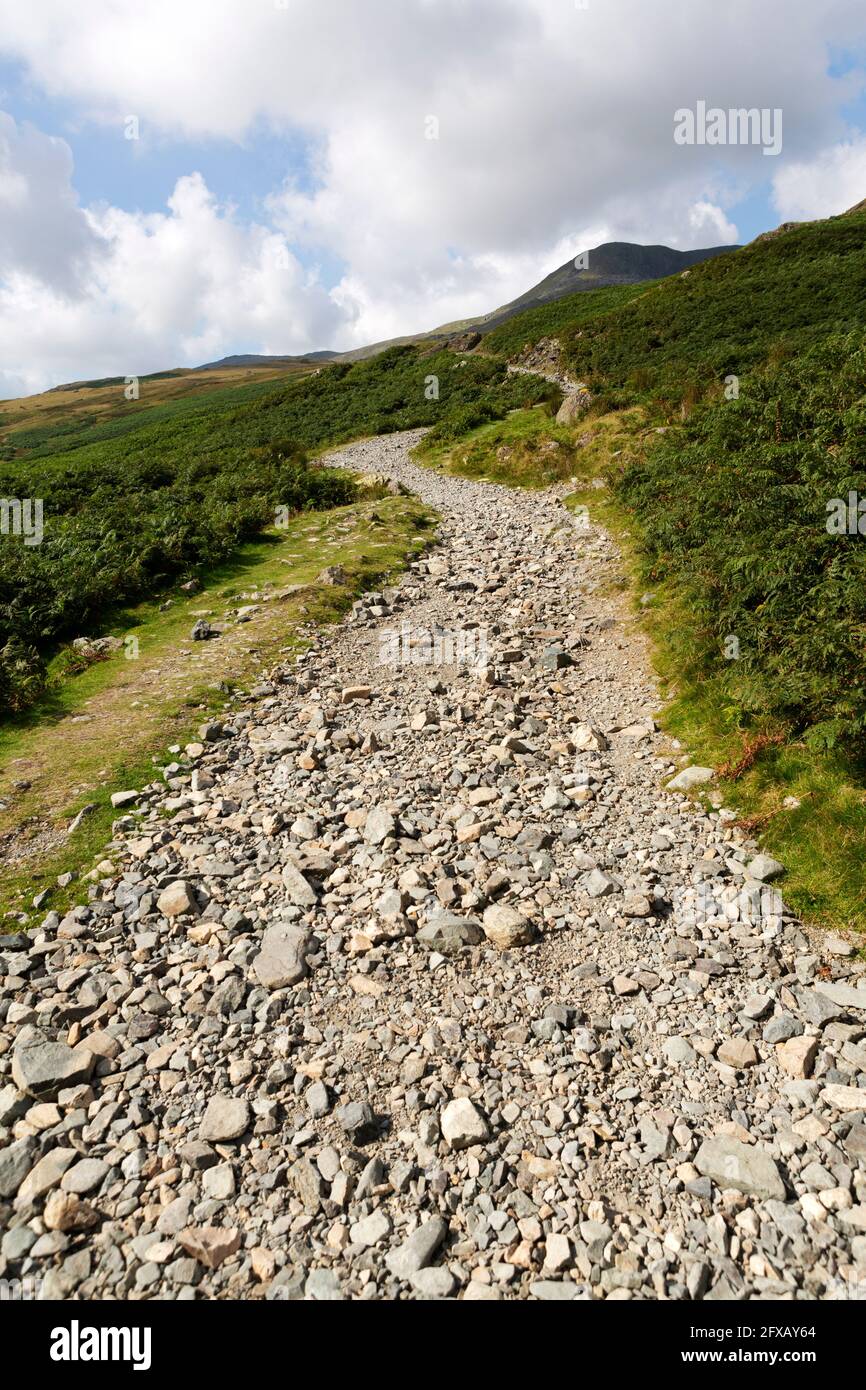 Steine auf einem Fußweg, der in Richtung Walna Scar in der Nähe des alten Mannes von Coniston in Cumbria, England, führt. Stockfoto