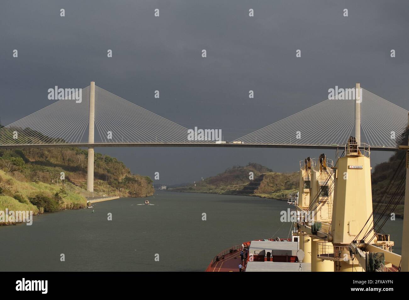 Schiffe passieren von einem Ozean zum anderen durch den Panamakanal. Für die Atlantik-Pazifik-Überfahrt steigen oder steigen sie von den Schleusen zum Gatun Lake ab. Stockfoto