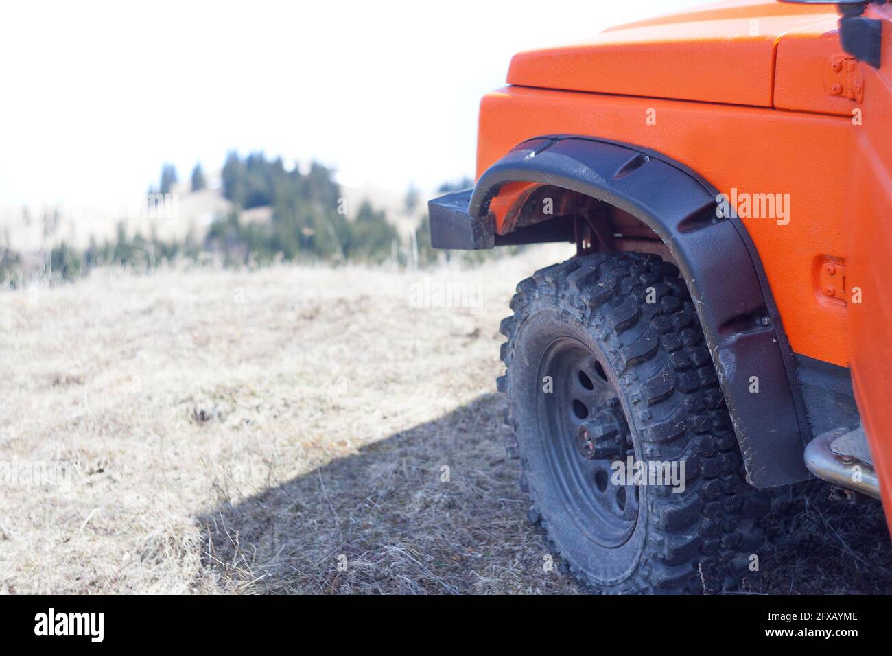 Geländewagen in der Berglandschaft isoliert auf weiß Hintergrund Stockfoto