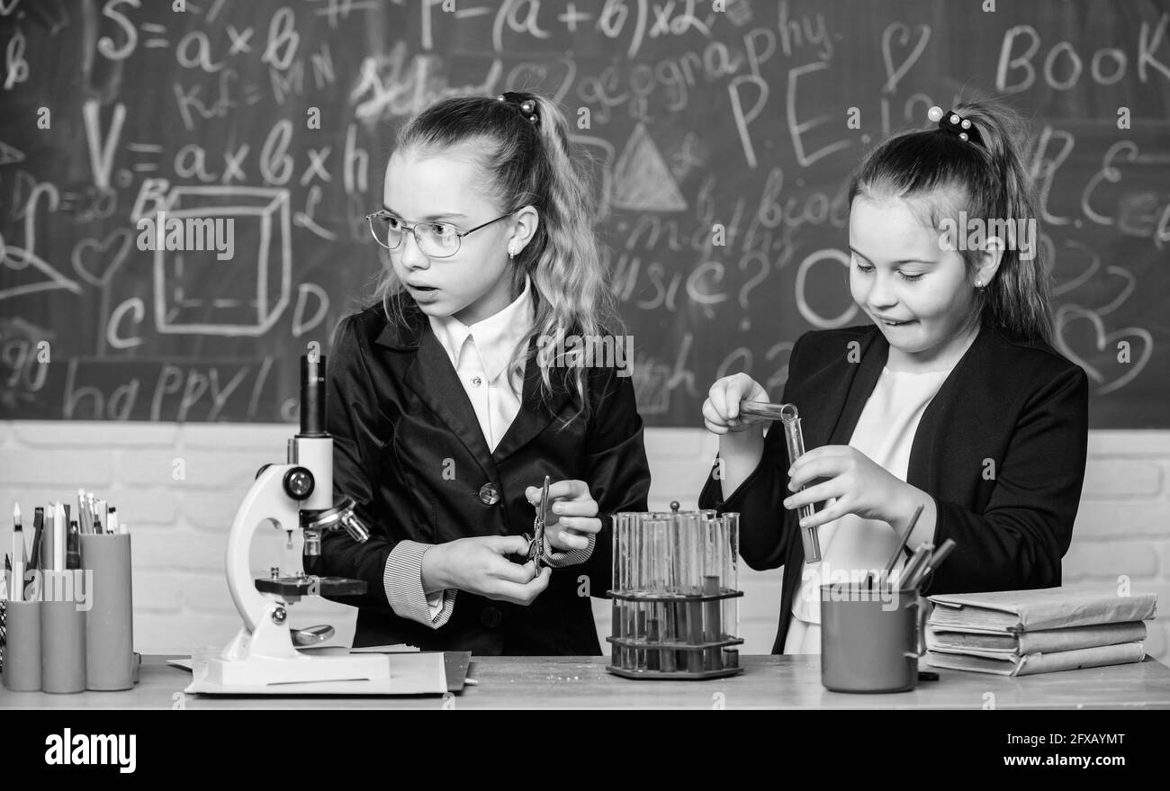Chemische Forschung im Labor. Kleine Mädchen Genie in der Schule Labor. Science Lab. Wissenschaftliche Experimente im Labor. Kleine Mädchen Wissenschaftler mit Stockfoto