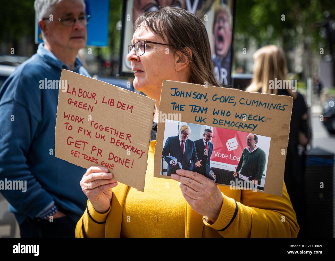 LONDON, GROSSBRITANNIEN. 26. MAI: Demonstranten demonstrieren gegen die konservative Regierung und Dominic Cummings, da dieser am Mittwoch, den 25. Mai 2021, in einem Parlamentsausschuss in London, England, erschien. (Kredit: Tejas Sandhu) Kredit: MI Nachrichten & Sport /Alamy Live Nachrichten Stockfoto