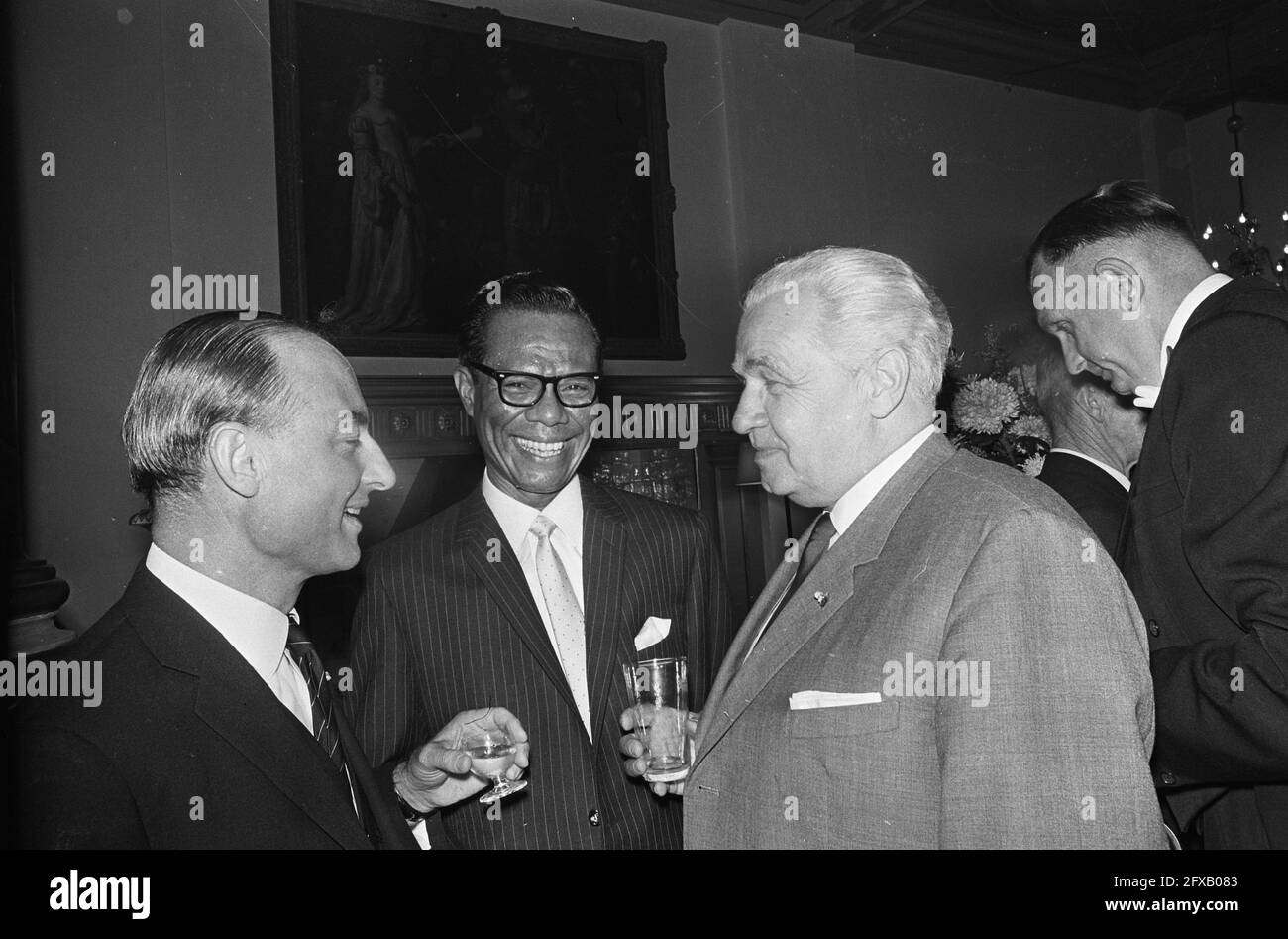 Das Ober- und Unterhaus empfängt Parlamentsmitglieder aus Indonesien. Drs. Schmelzer, drs. Beng Yang Reng Say und mr. Van Thiel, 26. September 1967, Niederlande, Foto der Presseagentur des 20. Jahrhunderts, zu erinnerende Nachrichten, Dokumentarfilm, historische Fotografie 1945-1990, visuelle Geschichten, Menschliche Geschichte des zwanzigsten Jahrhunderts, Momente in der Zeit festzuhalten Stockfoto