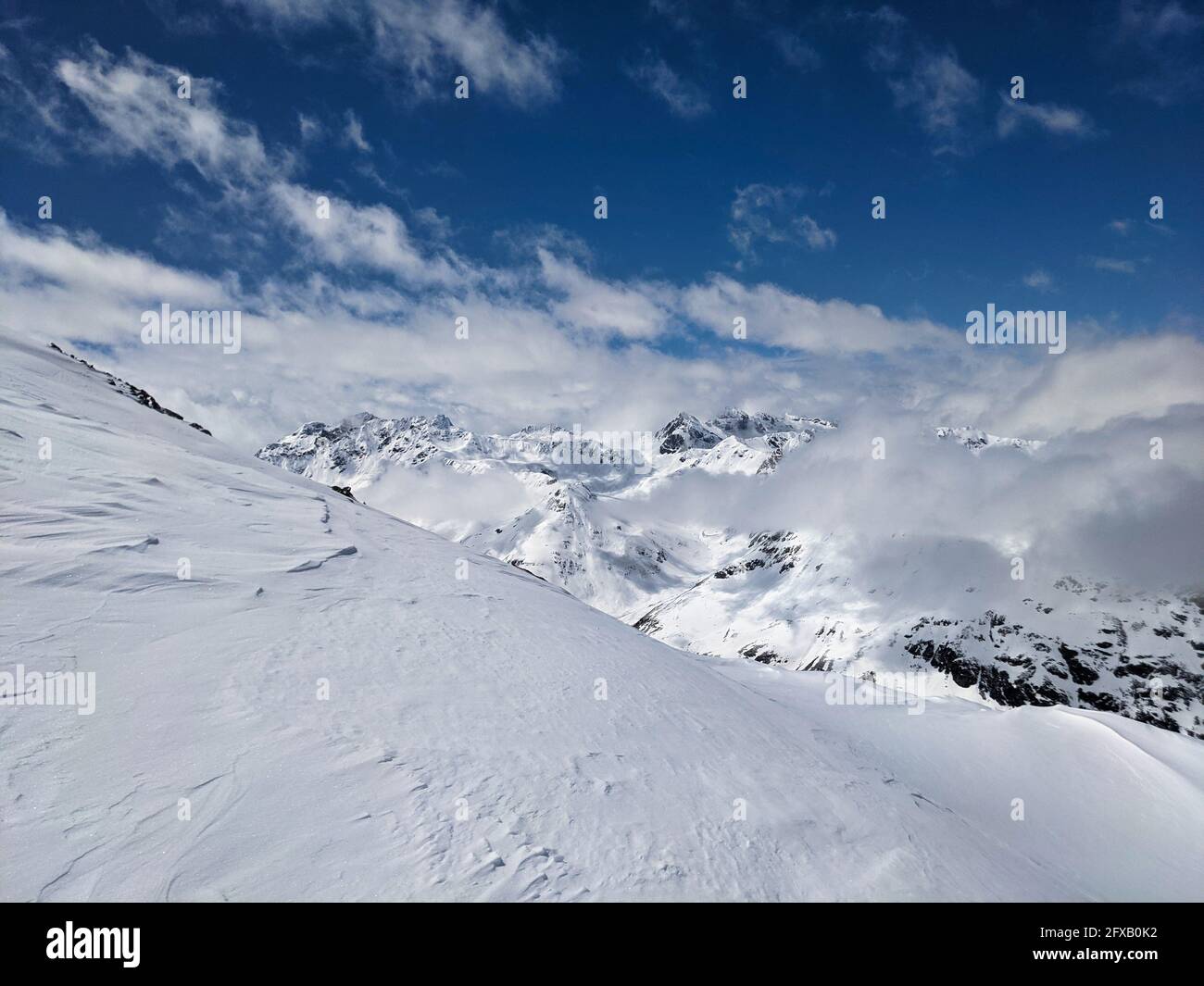 Skibergsteigen in den schönen Schweizer alpen. Winterlandschaft in den bündner Bergen nahe dem engadin. Davos Stockfoto