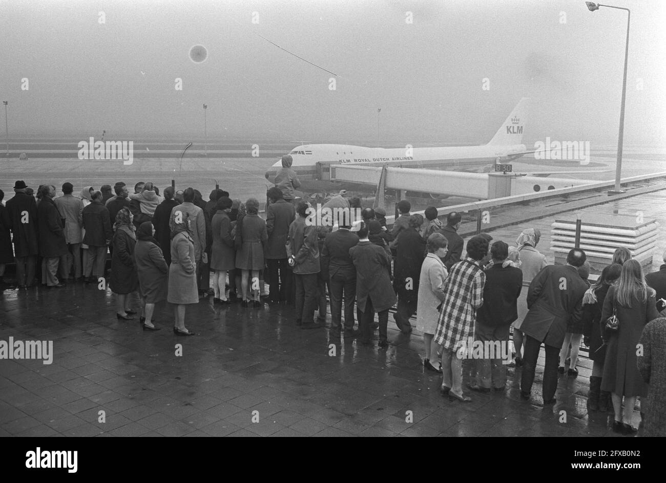 Die erste Jumbo-Jet-Boeing 747 B von KLM kommt am Flughafen Schiphol an; KLM Jumbo Jet, 31. Januar 1971, Flugzeug, Niederlande, Presseagentur des 20. Jahrhunderts, Foto, Nachrichten zum erinnern, Dokumentarfilm, historische Fotografie 1945-1990, visuelle Geschichten, Menschliche Geschichte des zwanzigsten Jahrhunderts, Momente in der Zeit festzuhalten Stockfoto