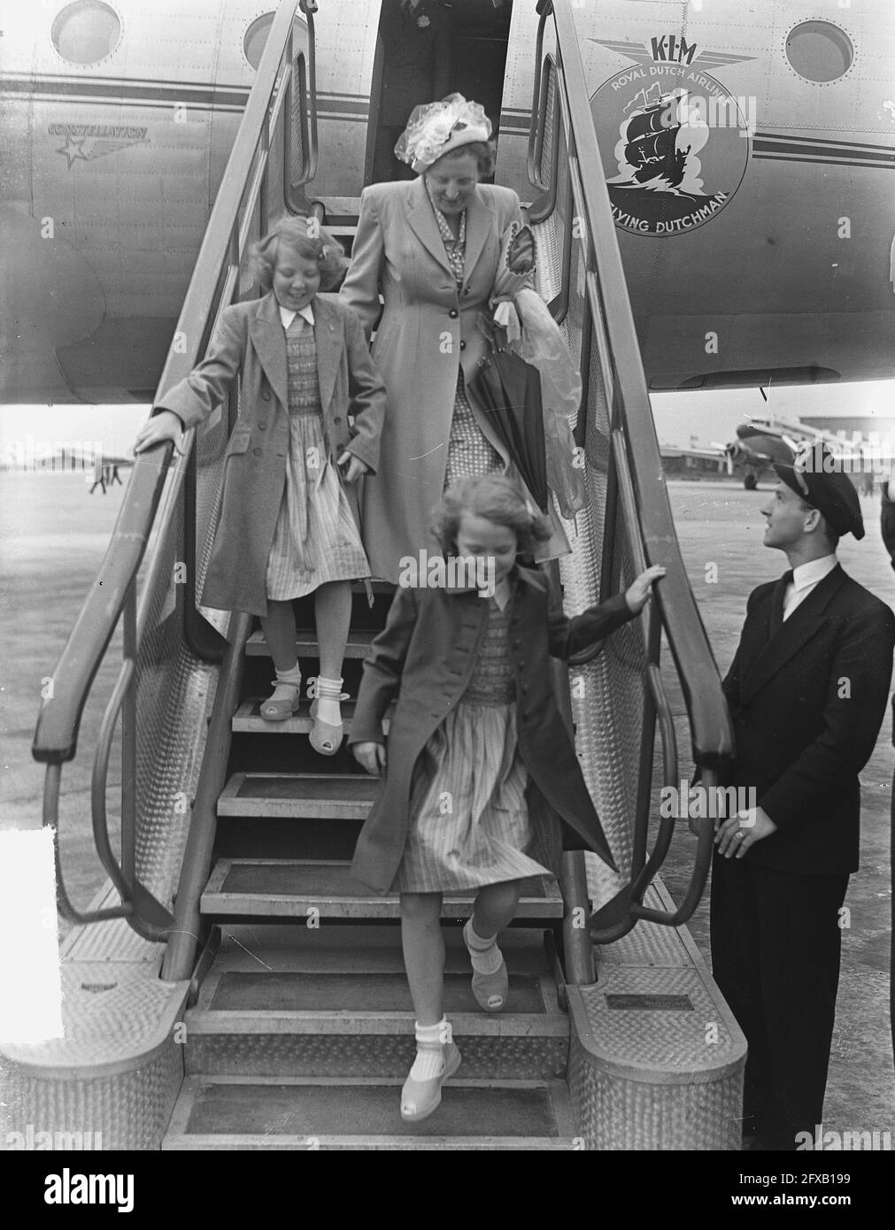 Erster KLM-Flug nach Kanada. Ihre Majestät und die Prinzessinnen Irene und Beatrix auf Treppen, 27. Mai 1949, KANADA, Treppen, Niederlande, Presseagentur des 20. Jahrhunderts, Foto, Nachrichten zum erinnern, Dokumentarfilm, historische Fotografie 1945-1990, visuelle Geschichten, Menschliche Geschichte des zwanzigsten Jahrhunderts, Momente in der Zeit festzuhalten Stockfoto