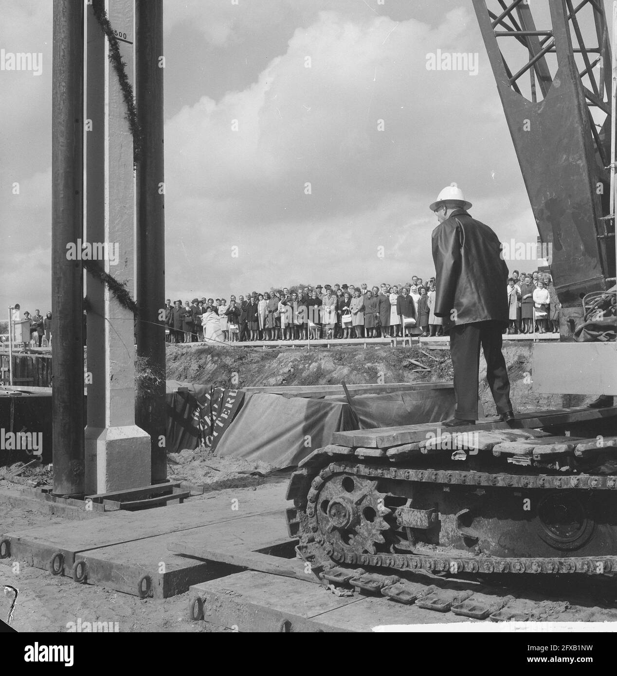 Erster Stapel, der vom St. Clara Krankenhaus geschlagen wurde von Dr. Lucas in Rotterdam, 10. Mai 1965, Niederlande, Foto der Presseagentur des 20. Jahrhunderts, Nachrichten zum erinnern, Dokumentarfilm, historische Fotografie 1945-1990, visuelle Geschichten, Menschliche Geschichte des zwanzigsten Jahrhunderts, Momente in der Zeit festzuhalten Stockfoto