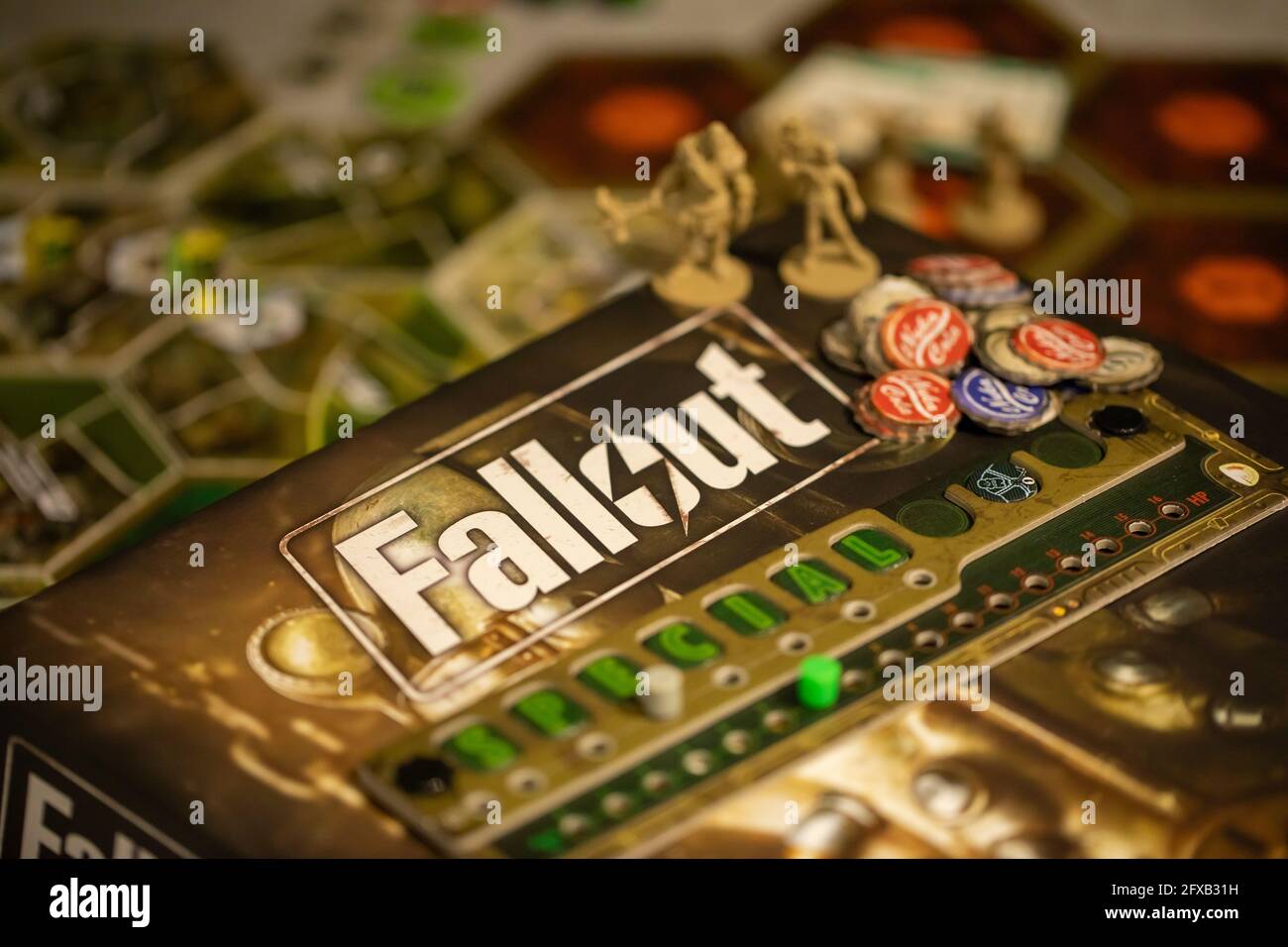 Roseville, MN, USA, 02.04.2021 - Fallout Board Game Komponenten auf Karte Fliesen Stockfoto