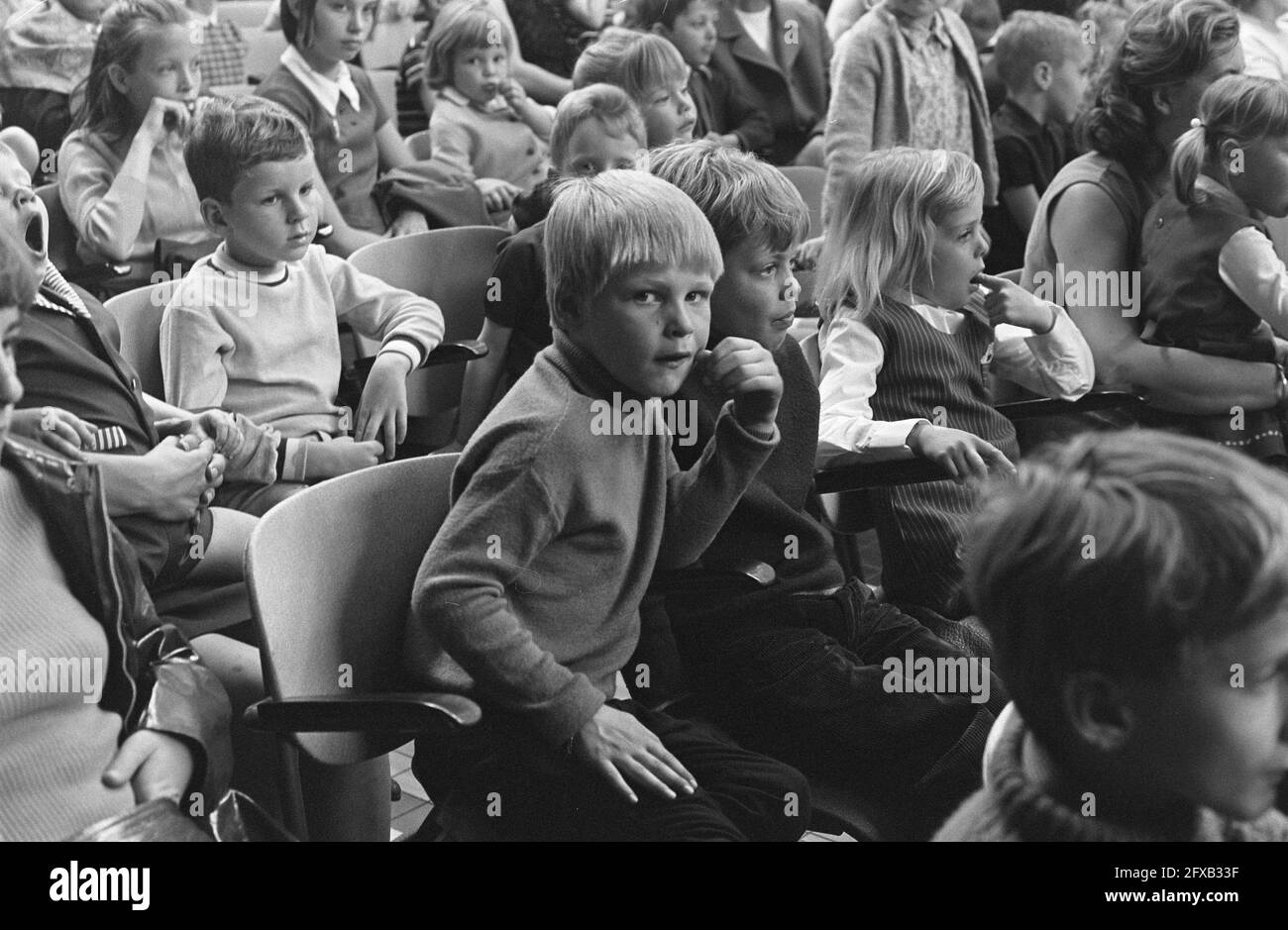 Erstaufführung des Fabeltjeskrant auf der Bühne (mit Puppen) im Casimir Lyceum in Amstelveen, 10. April 1969, LYCEA, POPPEN, Öffentlichkeit, Performances, Niederlande, Foto der Presseagentur des 20. Jahrhunderts, Nachrichten zu erinnern, Dokumentarfilm, historische Fotografie 1945-1990, visuelle Geschichten, Menschliche Geschichte des zwanzigsten Jahrhunderts, Momente in der Zeit festzuhalten Stockfoto