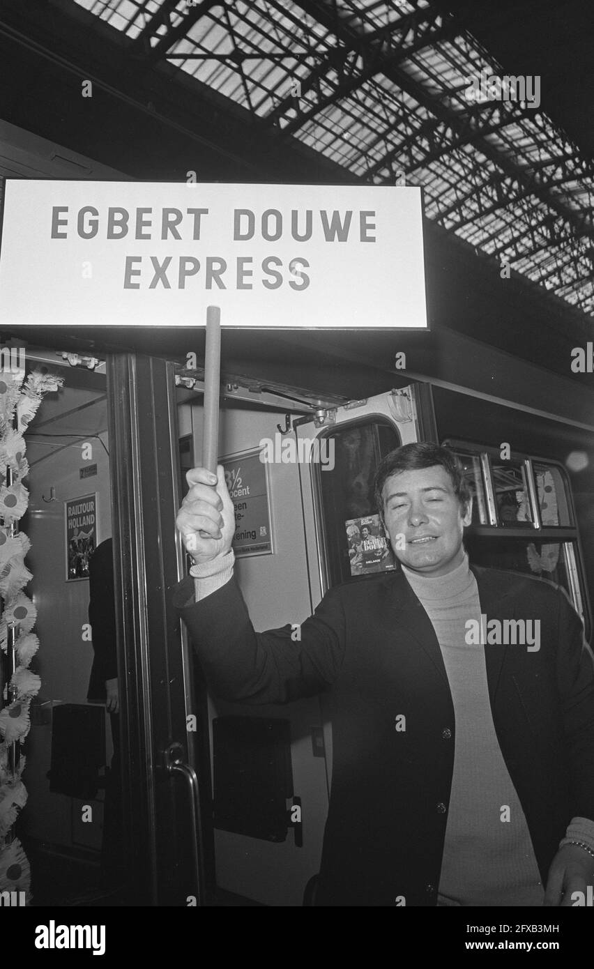 Egbert Douwe ging vom Hauptbahnhof nach Brüssel (erhält Goldrekord), 23. Oktober 1968, Stationen, Abfahrten, Niederlande, Presseagentur des 20. Jahrhunderts, Foto, Nachrichten zum erinnern, Dokumentarfilm, historische Fotografie 1945-1990, visuelle Geschichten, Menschliche Geschichte des zwanzigsten Jahrhunderts, Momente in der Zeit festzuhalten Stockfoto