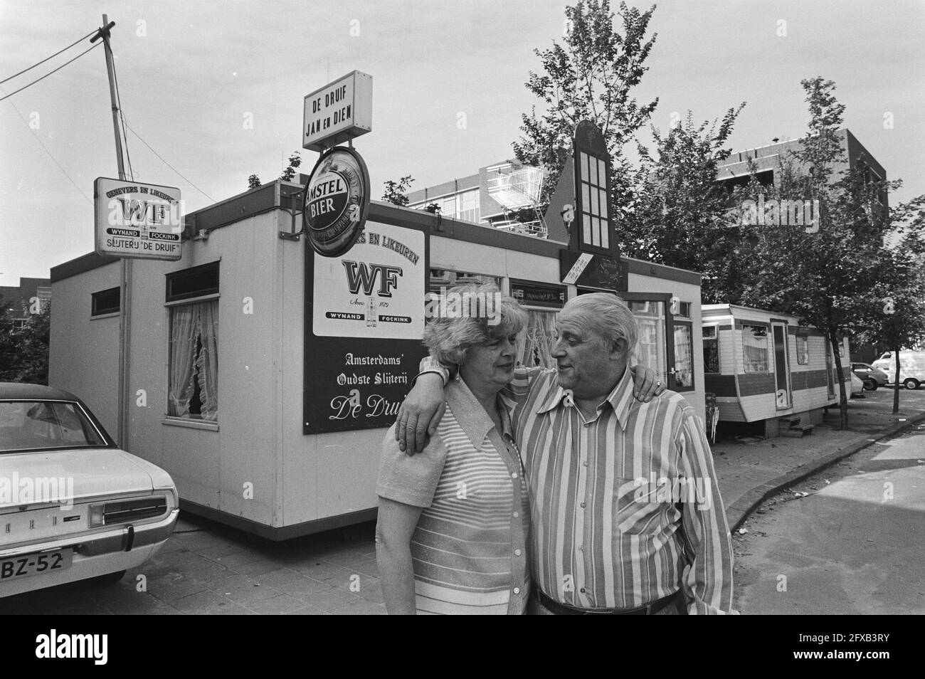 Besitzer und Besitzer Jan und Dien vor der Notbaracke, 25. September 1979, Baracken, Cafés, Gruppenporträts, Restaurationen, Niederlande, Foto der Presseagentur des 20. Jahrhunderts, Nachrichten zum erinnern, Dokumentarfilm, historische Fotografie 1945-1990, visuelle Geschichten, Menschliche Geschichte des zwanzigsten Jahrhunderts, Momente in der Zeit festzuhalten Stockfoto