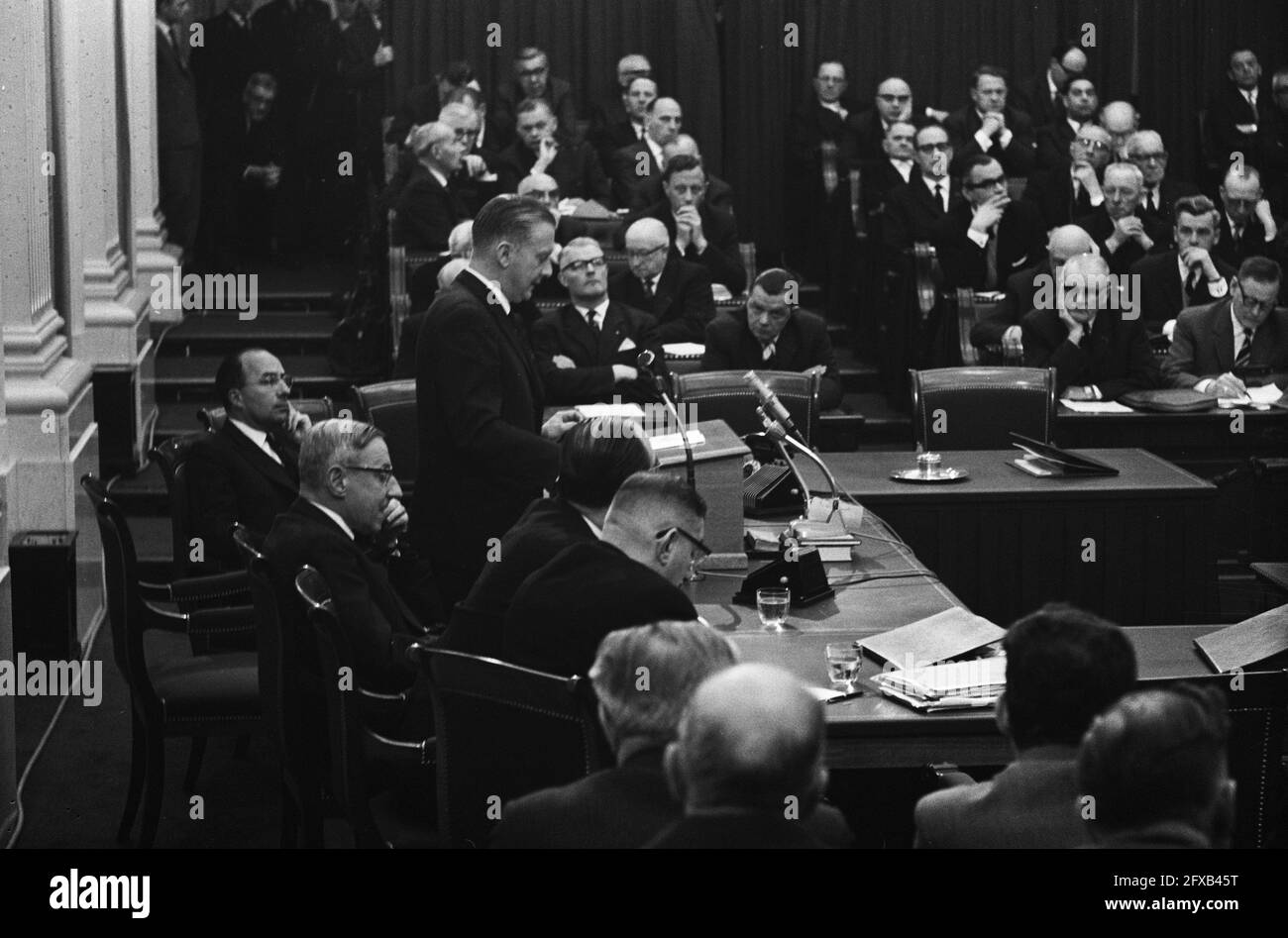 Ende des TV-Note im Repräsentantenhaus . Staatssekretär Y. Scholten gab die Erklärung im Namen der Regierung ab. Nr. 19, 20, 21, 22 Scholten, Katzen, De Quay, 26. März 1963, Staatssekretäre, Regierungen, Niederlande, Presseagentur des 20. Jahrhunderts, Foto, Nachrichten zum erinnern, Dokumentarfilm, historische Fotografie 1945-1990, visuelle Geschichten, Menschliche Geschichte des zwanzigsten Jahrhunderts, Momente in der Zeit festzuhalten Stockfoto