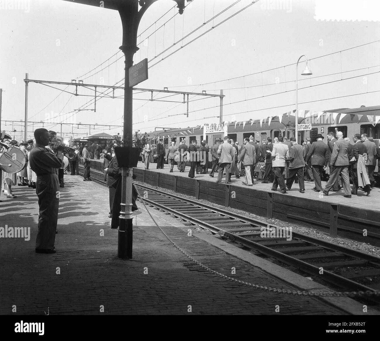 Elektrifizierung Eisenbahnstrecke Zwolle-Leeuwarden-Groningen. Letzte Fahrt mit dem Dieselzug, 17. Mai 1952, öffentlich, Eisenbahn, Trains, Niederlande, Foto der Presseagentur des 20. Jahrhunderts, zu erinnerende Nachrichten, Dokumentarfilm, historische Fotografie 1945-1990, visuelle Geschichten, Menschliche Geschichte des zwanzigsten Jahrhunderts, Momente in der Zeit festzuhalten Stockfoto