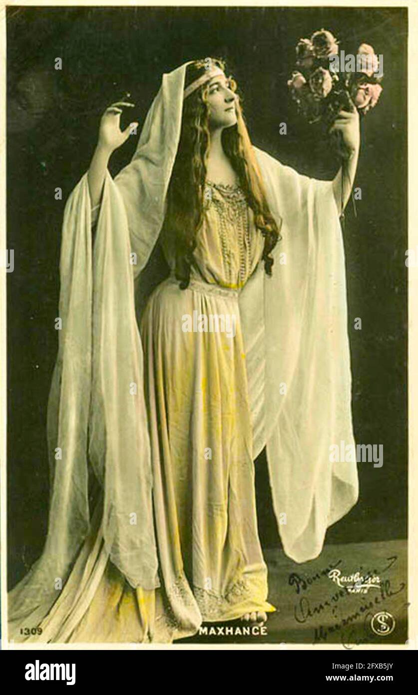 Léopold-Émile Reutlinger Vintage-Foto der Schauspielerin Gladys Maxhance. Posiert in einem fließenden Kostüm und erbeht einen Blumenstrauß. Stockfoto