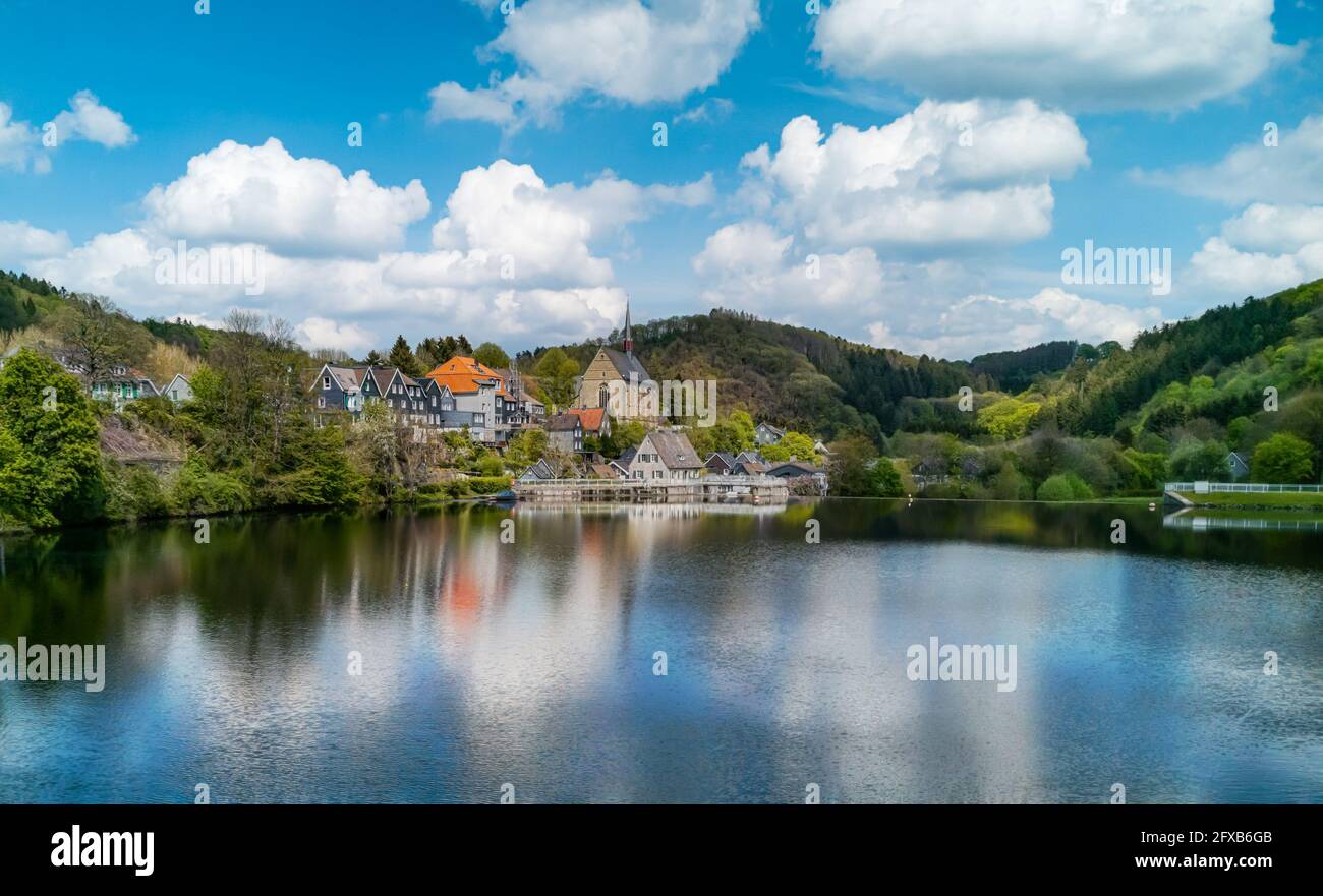 Die Klosterkirche Sankt Maria Magdalena in Wuppertal Beyenburg befindet sich hinter dem Beyenburger Stausee. Stockfoto