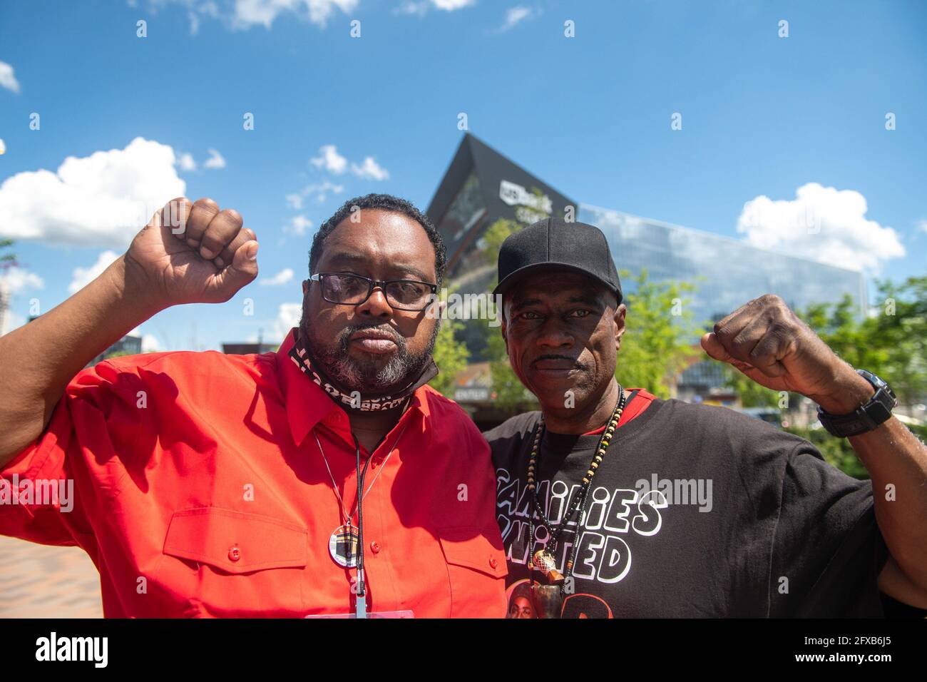 Minneapolis, Usa. Mai 2021. Jacob Blake SR, der Vater von Jacob Blake Jr posiert für ein Porträt mit Bobby Johnson, dem Onkel von Oscar Grant im Commons Park während der Gedenkveranstaltung am 1. Jahrestag seines Todes am 25. Mai 2021 in Minneapolis, Minnesota. Foto: Chris Tuite/ImageSPACE Kredit: Imagespace/Alamy Live News Stockfoto