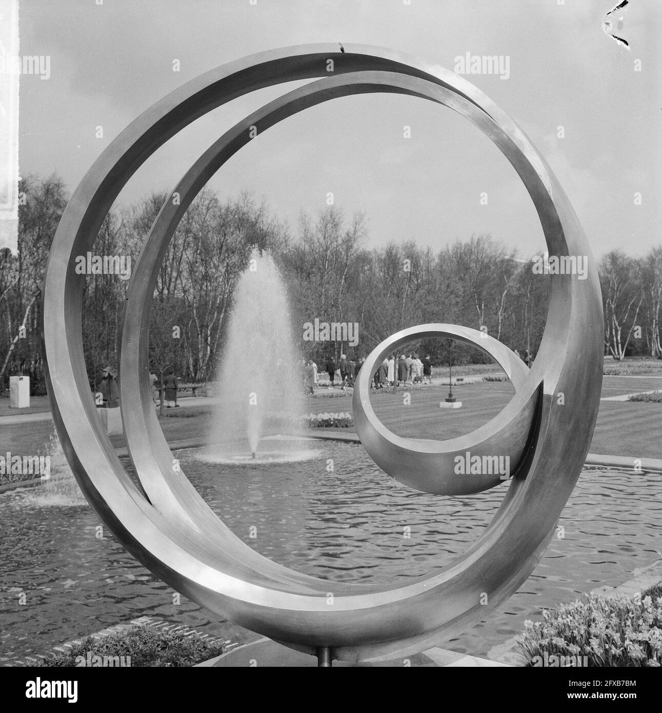 Keukenhof 1964, Bildende Kunst, Italienischer Eintrag Involuzione del Cercio B von Carmelo Campello, 20. April 1964, KUNST, Niederlande, 20. Jahrhundert Presseagentur Foto, Nachrichten zu erinnern, Dokumentarfilm, historische Fotografie 1945-1990, visuelle Geschichten, Menschliche Geschichte des zwanzigsten Jahrhunderts, Momente in der Zeit festzuhalten Stockfoto