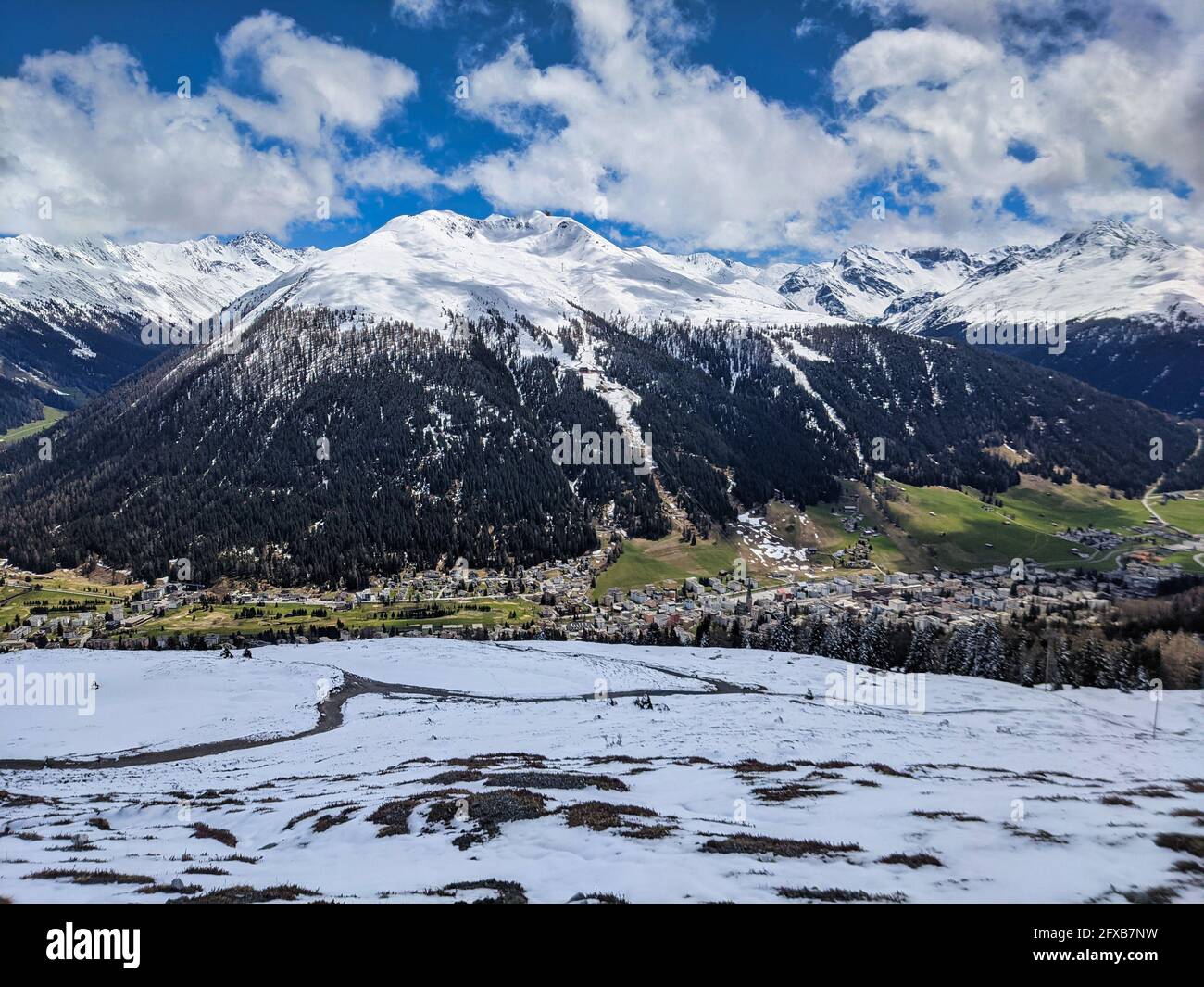 Blick auf die höchste Stadt Europas davos. Fantastische Aussicht auf die umliegenden Berge und Täler.Jakobshorn.Frühling Stockfoto