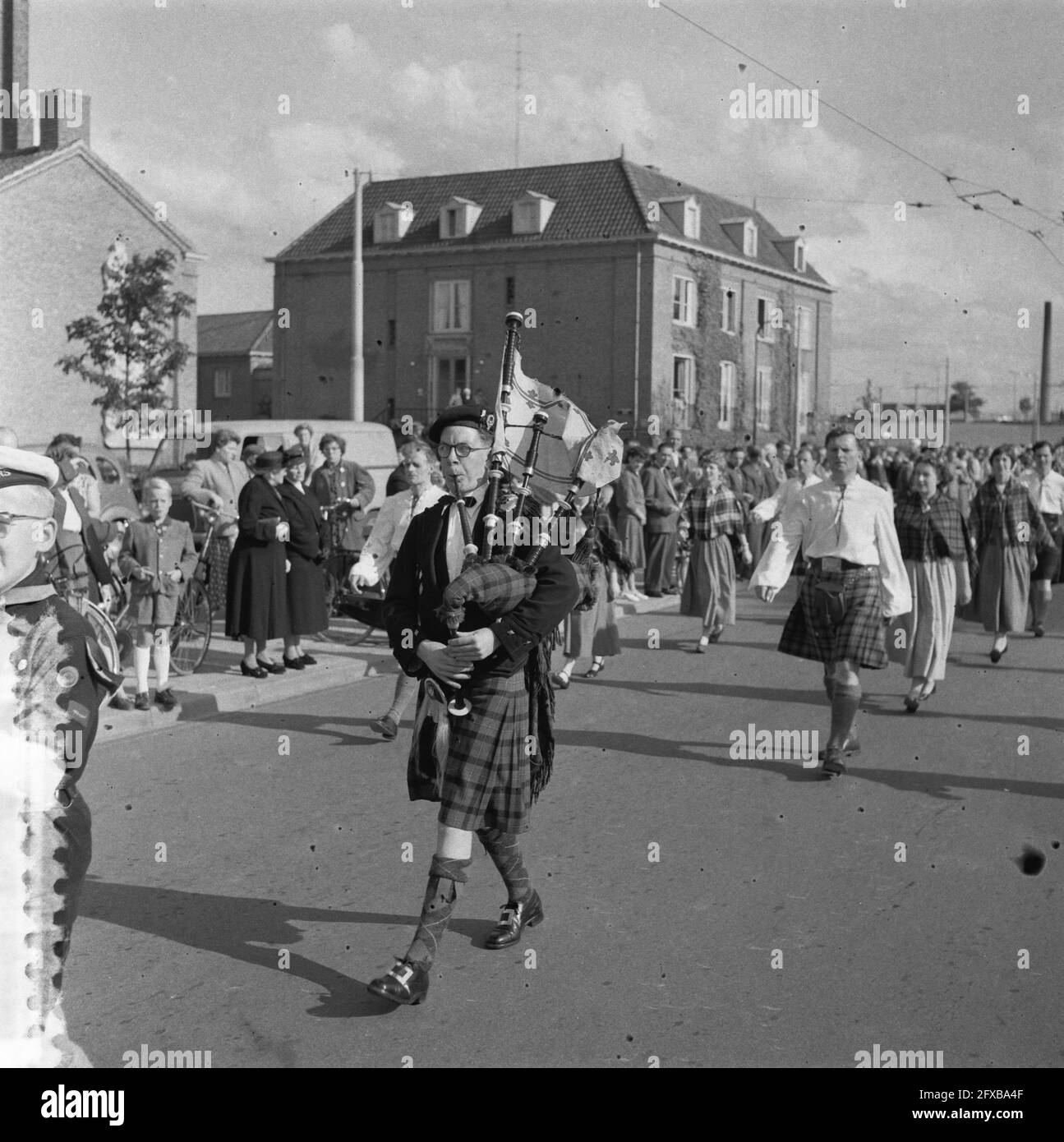 Internationale folkloristische Parade Arnhem. Eaglais a Chuoc, Scottish Daneers, Liverpool, Schottland, August 4, 1956, folkore, Kostüme, Paraden, Niederlande, 20. Jahrhundert Presseagentur Foto, Nachrichten zu erinnern, Dokumentarfilm, historische Fotografie 1945-1990, visuelle Geschichten, Menschliche Geschichte des zwanzigsten Jahrhunderts, Momente in der Zeit festzuhalten Stockfoto